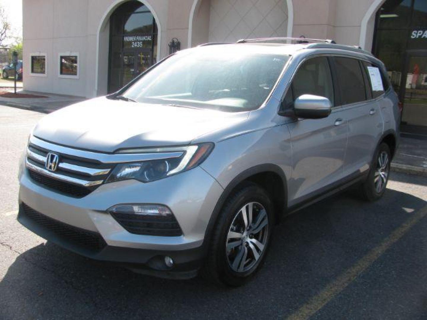 2018 Silver Honda Pilot EX-L w/RES (5FNYF5H83JB) with an 3.5L V6 SOHC 24V engine, 6-Speed Automatic transmission, located at 2443 Albert Pike, Hot Springs, AR, 71913, (501) 623-6255, 34.492222, -93.109993 - Photo#5