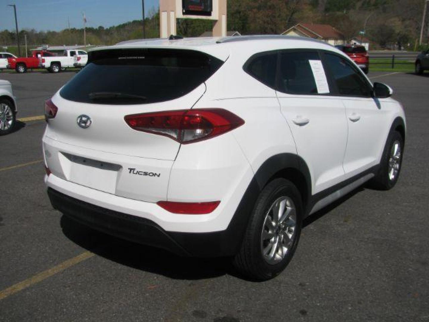 2017 White Hyundai Tucson SE (KM8J33A41HU) with an 2.0L L4 DOHC 16V engine, 6-Speed Automatic transmission, located at 2443 Albert Pike, Hot Springs, AR, 71913, (501) 623-6255, 34.492222, -93.109993 - Photo#2