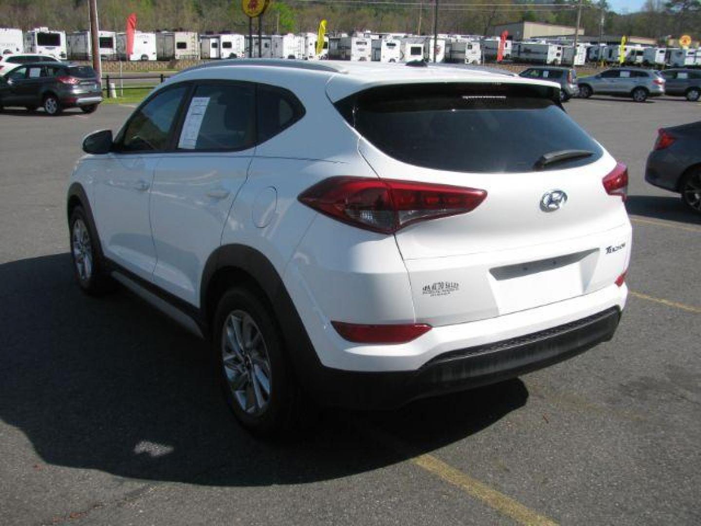 2017 White Hyundai Tucson SE (KM8J33A41HU) with an 2.0L L4 DOHC 16V engine, 6-Speed Automatic transmission, located at 2443 Albert Pike, Hot Springs, AR, 71913, (501) 623-6255, 34.492222, -93.109993 - Photo#3