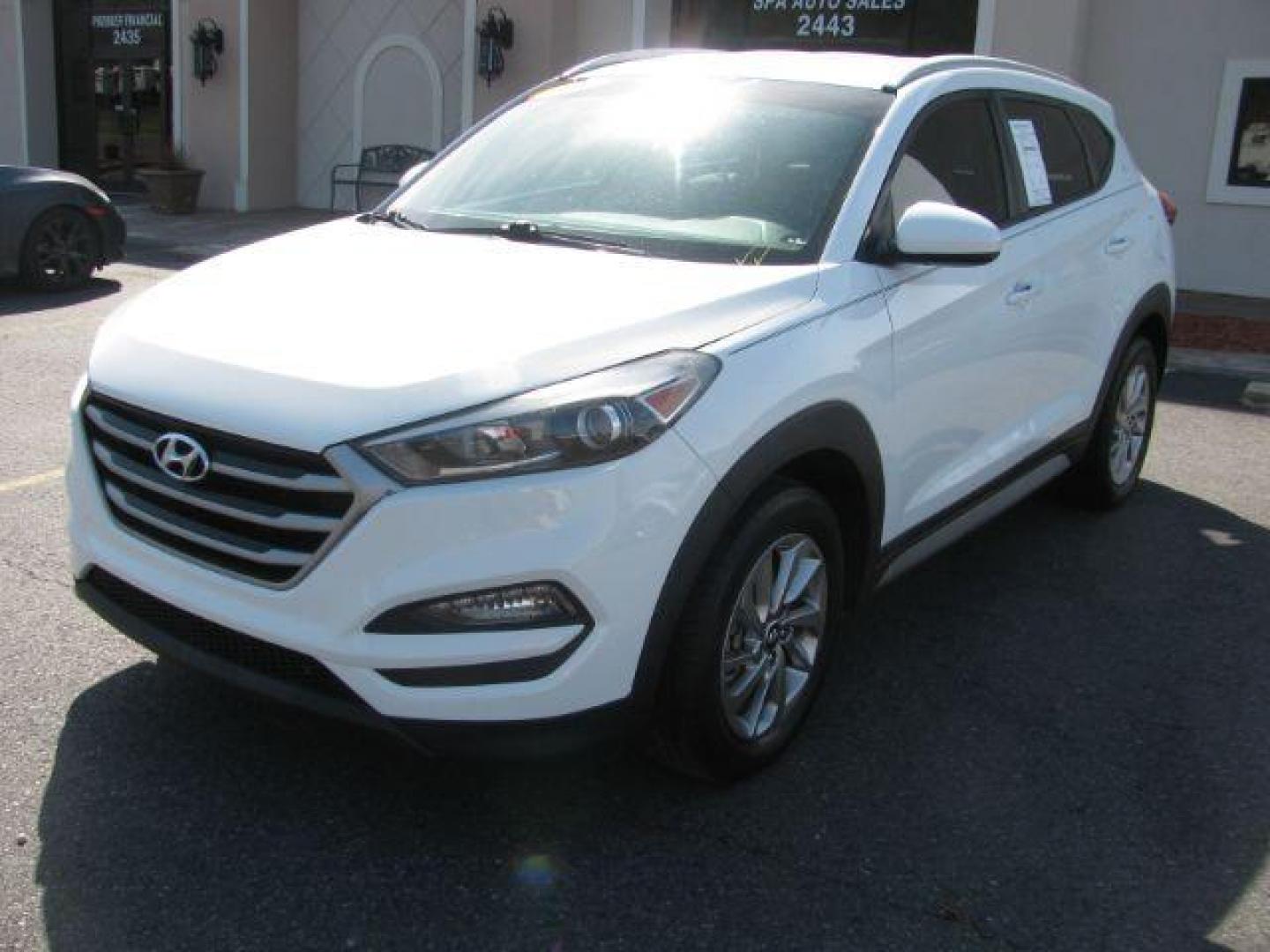 2017 White Hyundai Tucson SE (KM8J33A41HU) with an 2.0L L4 DOHC 16V engine, 6-Speed Automatic transmission, located at 2443 Albert Pike, Hot Springs, AR, 71913, (501) 623-6255, 34.492222, -93.109993 - Photo#5