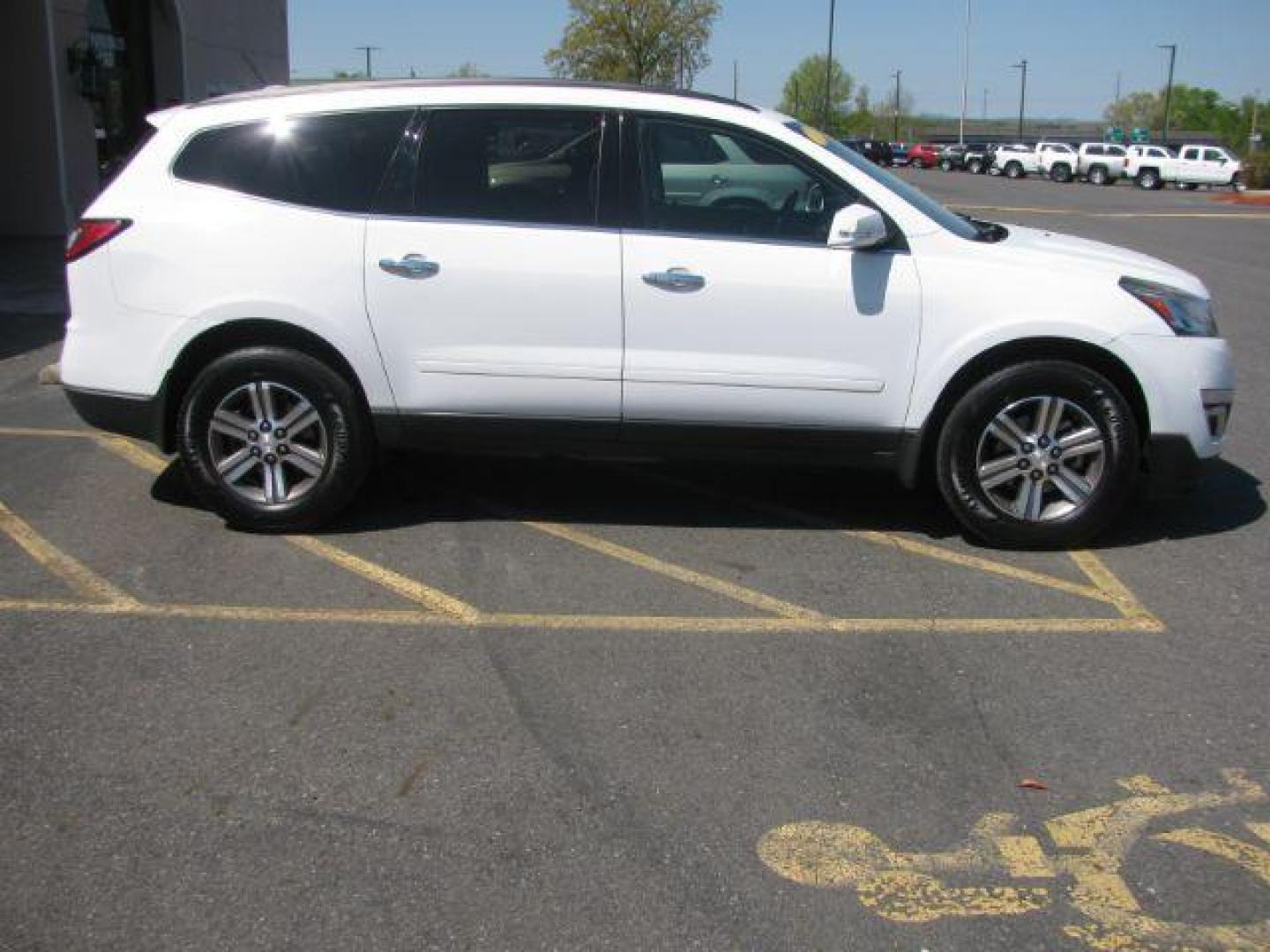 2017 White Chevrolet Traverse 1LT FWD (1GNKRGKD4HJ) with an 3.6L V6 DOHC 24V engine, 6-Speed Automatic transmission, located at 2443 Albert Pike, Hot Springs, AR, 71913, (501) 623-6255, 34.492222, -93.109993 - Photo#1