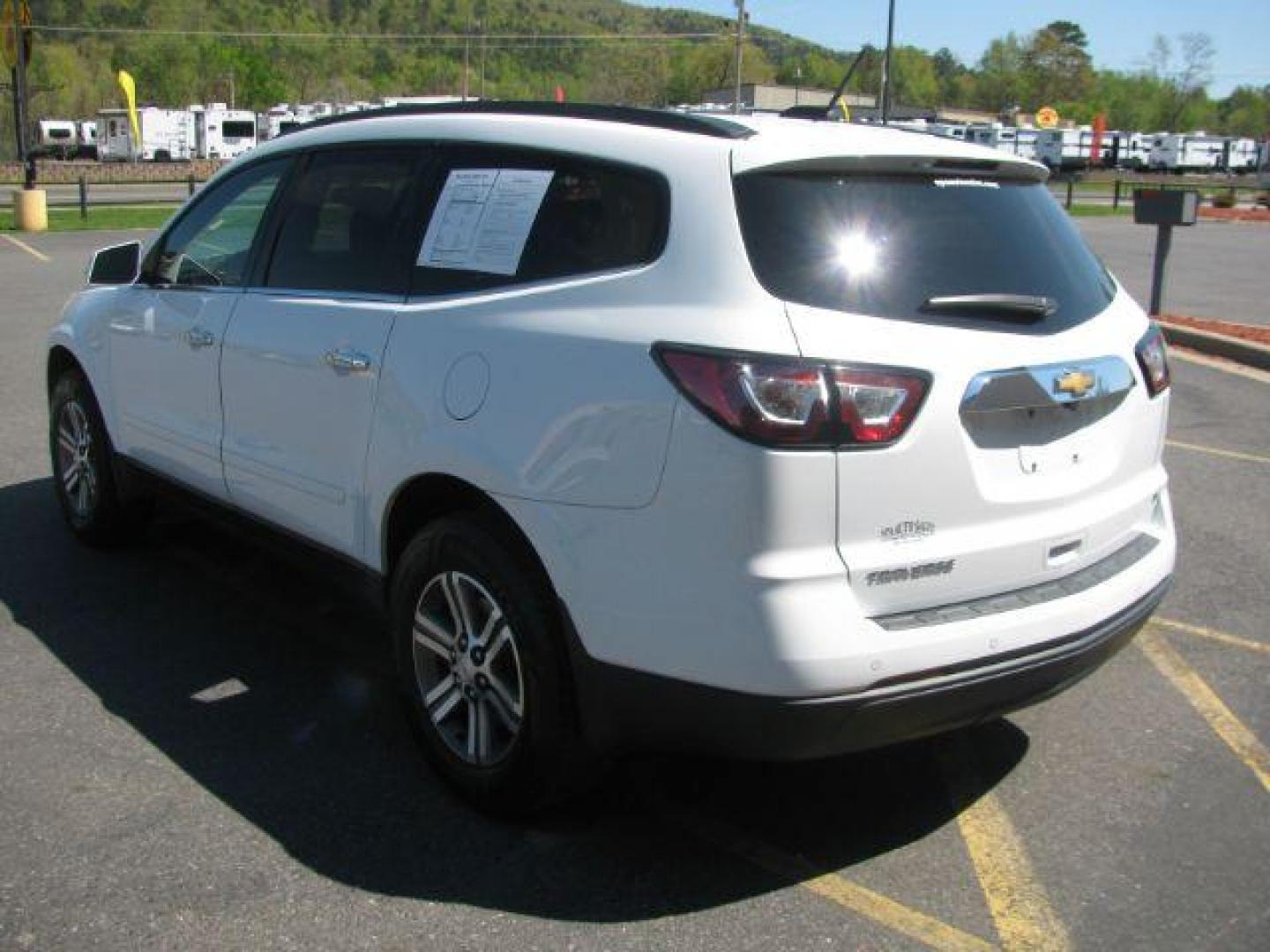 2017 White Chevrolet Traverse 1LT FWD (1GNKRGKD4HJ) with an 3.6L V6 DOHC 24V engine, 6-Speed Automatic transmission, located at 2443 Albert Pike, Hot Springs, AR, 71913, (501) 623-6255, 34.492222, -93.109993 - Photo#3