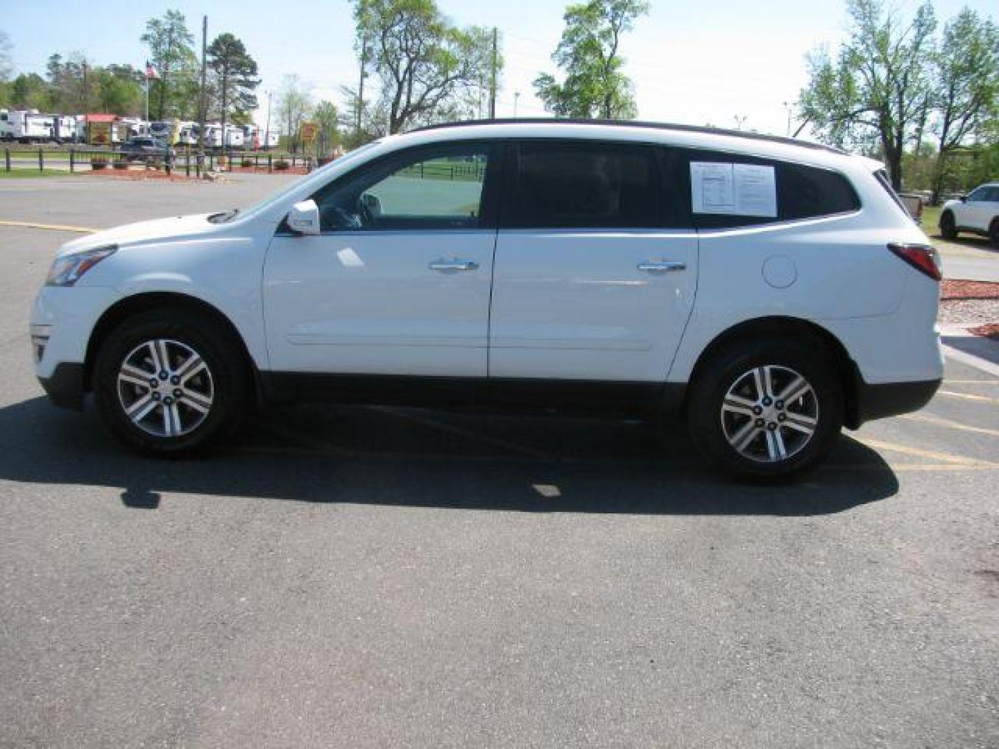 2017 White Chevrolet Traverse 1LT FWD (1GNKRGKD4HJ) with an 3.6L V6 DOHC 24V engine, 6-Speed Automatic transmission, located at 2443 Albert Pike, Hot Springs, AR, 71913, (501) 623-6255, 34.492222, -93.109993 - Photo#4