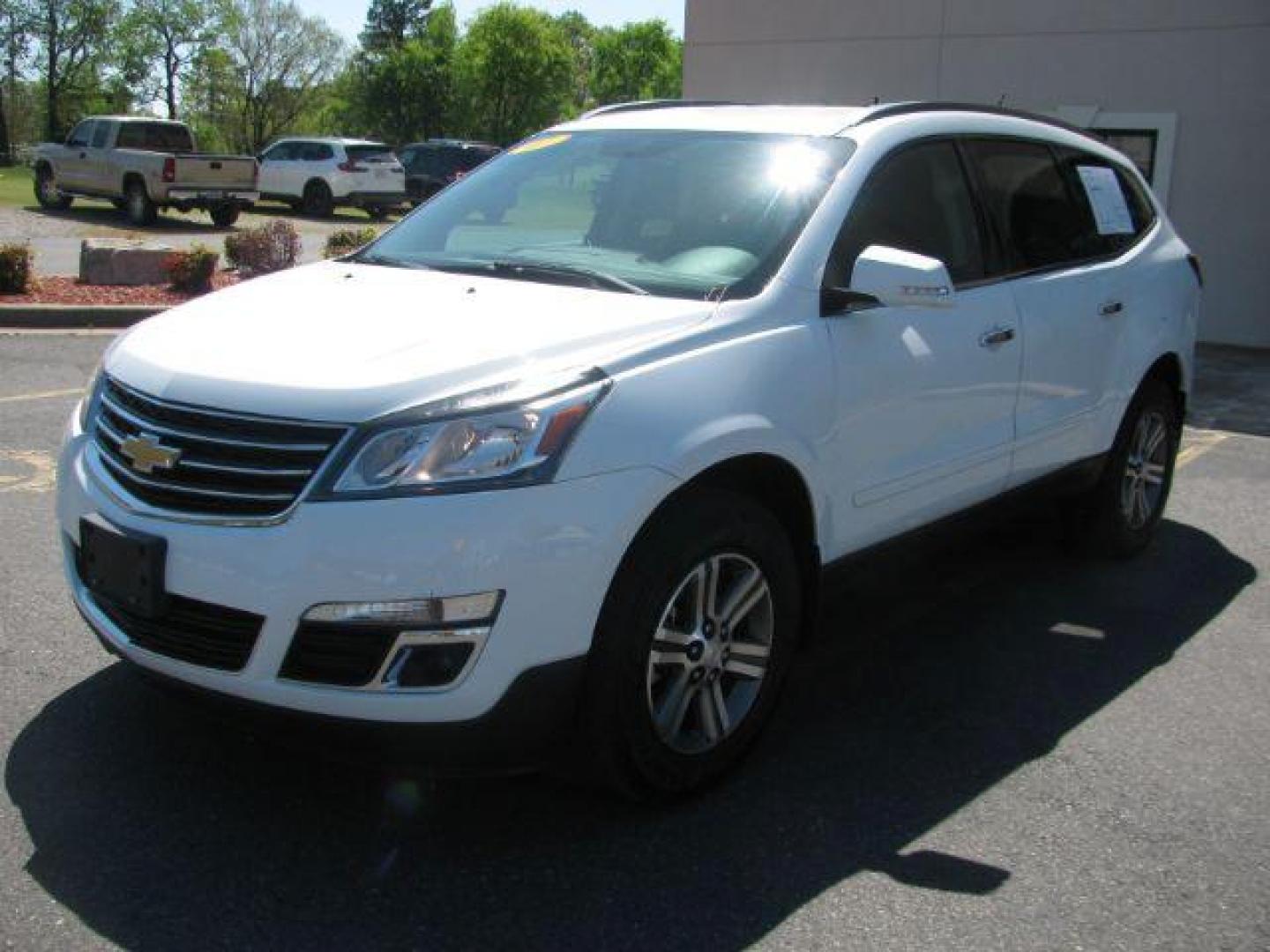 2017 White Chevrolet Traverse 1LT FWD (1GNKRGKD4HJ) with an 3.6L V6 DOHC 24V engine, 6-Speed Automatic transmission, located at 2443 Albert Pike, Hot Springs, AR, 71913, (501) 623-6255, 34.492222, -93.109993 - Photo#5