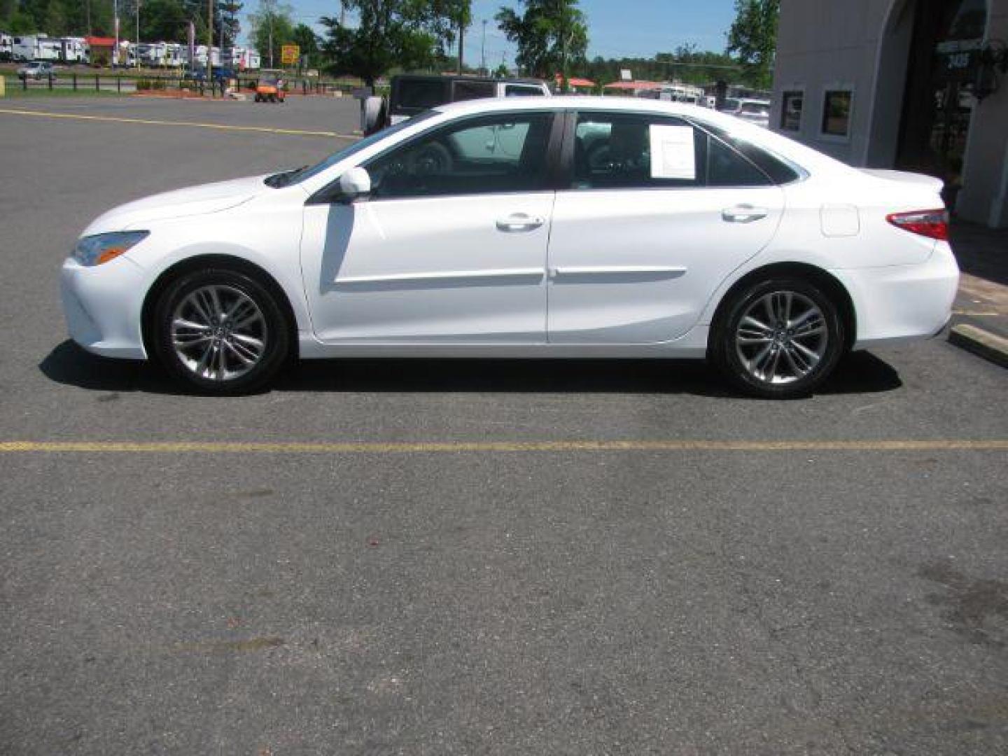 2016 White Toyota Camry SE (4T1BF1FK8GU) with an 2.5L L4 DOHC 16V engine, 6-Speed Automatic transmission, located at 2443 Albert Pike, Hot Springs, AR, 71913, (501) 623-6255, 34.492222, -93.109993 - ALL LISTED FEATURES MAY NOT BE AVAILABLE!!!! - Photo#1