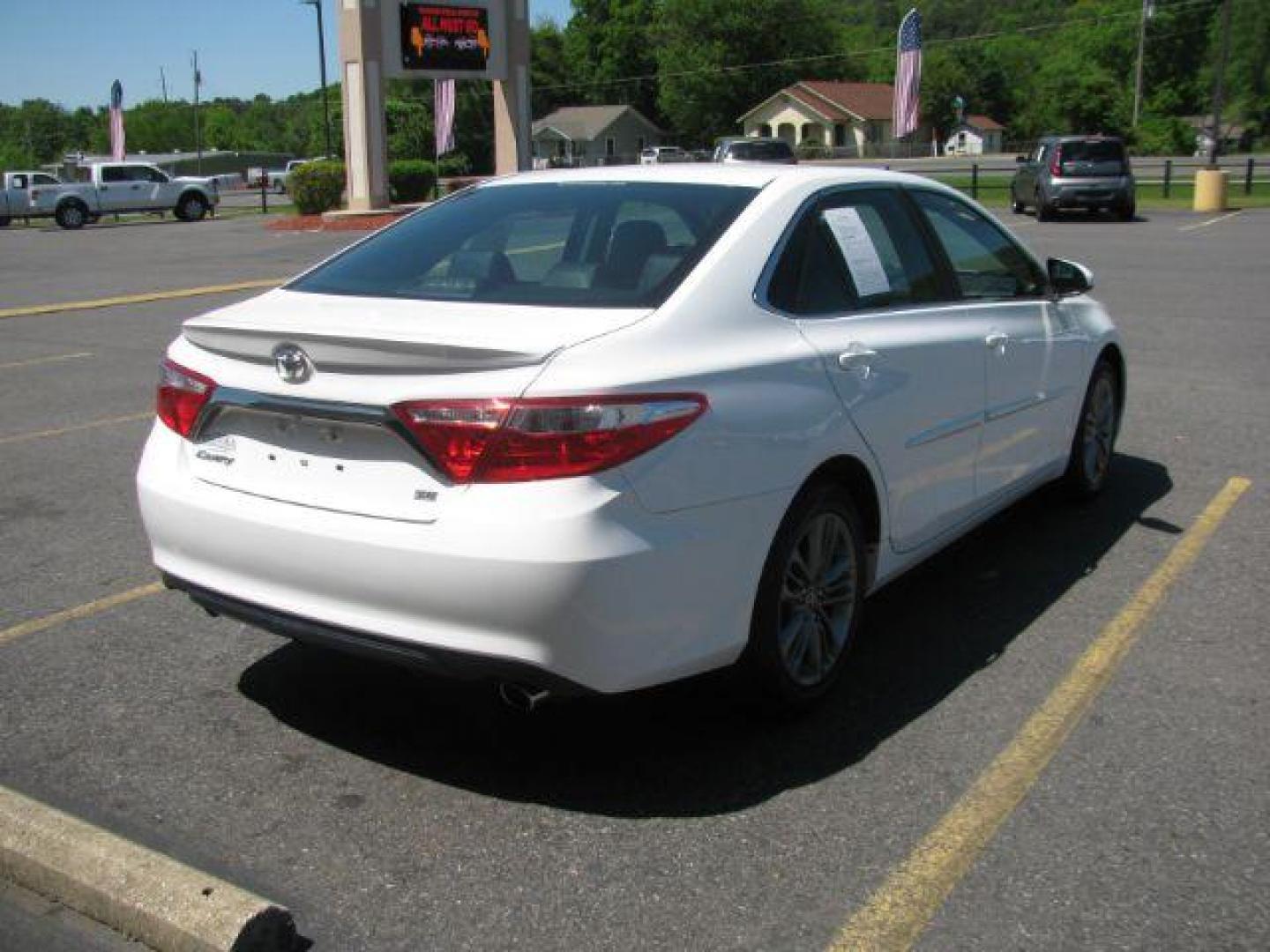 2016 White Toyota Camry SE (4T1BF1FK8GU) with an 2.5L L4 DOHC 16V engine, 6-Speed Automatic transmission, located at 2443 Albert Pike, Hot Springs, AR, 71913, (501) 623-6255, 34.492222, -93.109993 - ALL LISTED FEATURES MAY NOT BE AVAILABLE!!!! - Photo#3