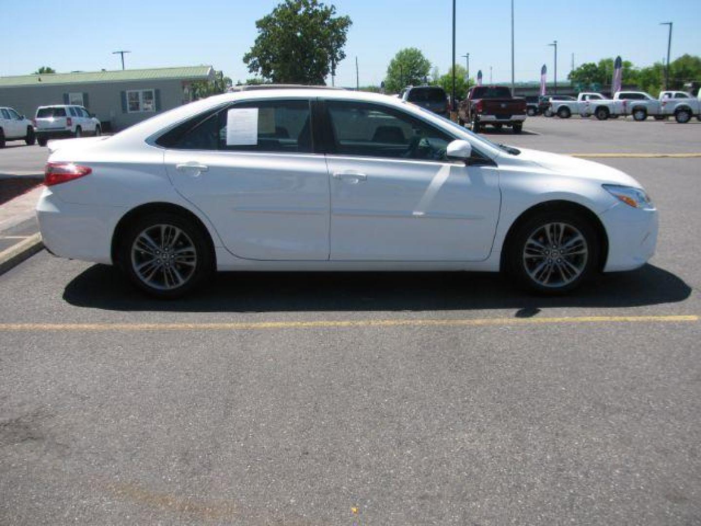 2016 White Toyota Camry SE (4T1BF1FK8GU) with an 2.5L L4 DOHC 16V engine, 6-Speed Automatic transmission, located at 2443 Albert Pike, Hot Springs, AR, 71913, (501) 623-6255, 34.492222, -93.109993 - ALL LISTED FEATURES MAY NOT BE AVAILABLE!!!! - Photo#4