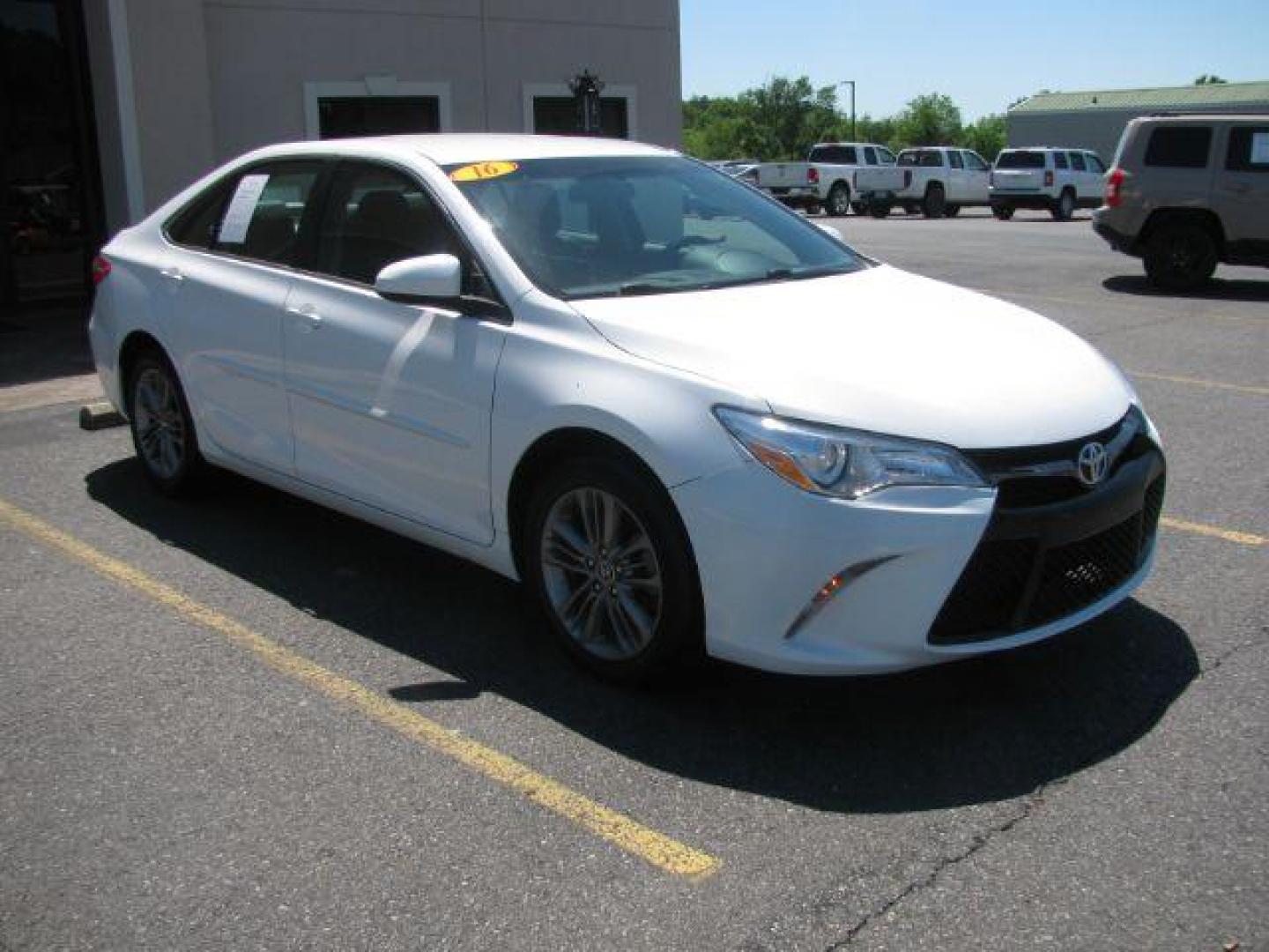 2016 White Toyota Camry SE (4T1BF1FK8GU) with an 2.5L L4 DOHC 16V engine, 6-Speed Automatic transmission, located at 2443 Albert Pike, Hot Springs, AR, 71913, (501) 623-6255, 34.492222, -93.109993 - ALL LISTED FEATURES MAY NOT BE AVAILABLE!!!! - Photo#5