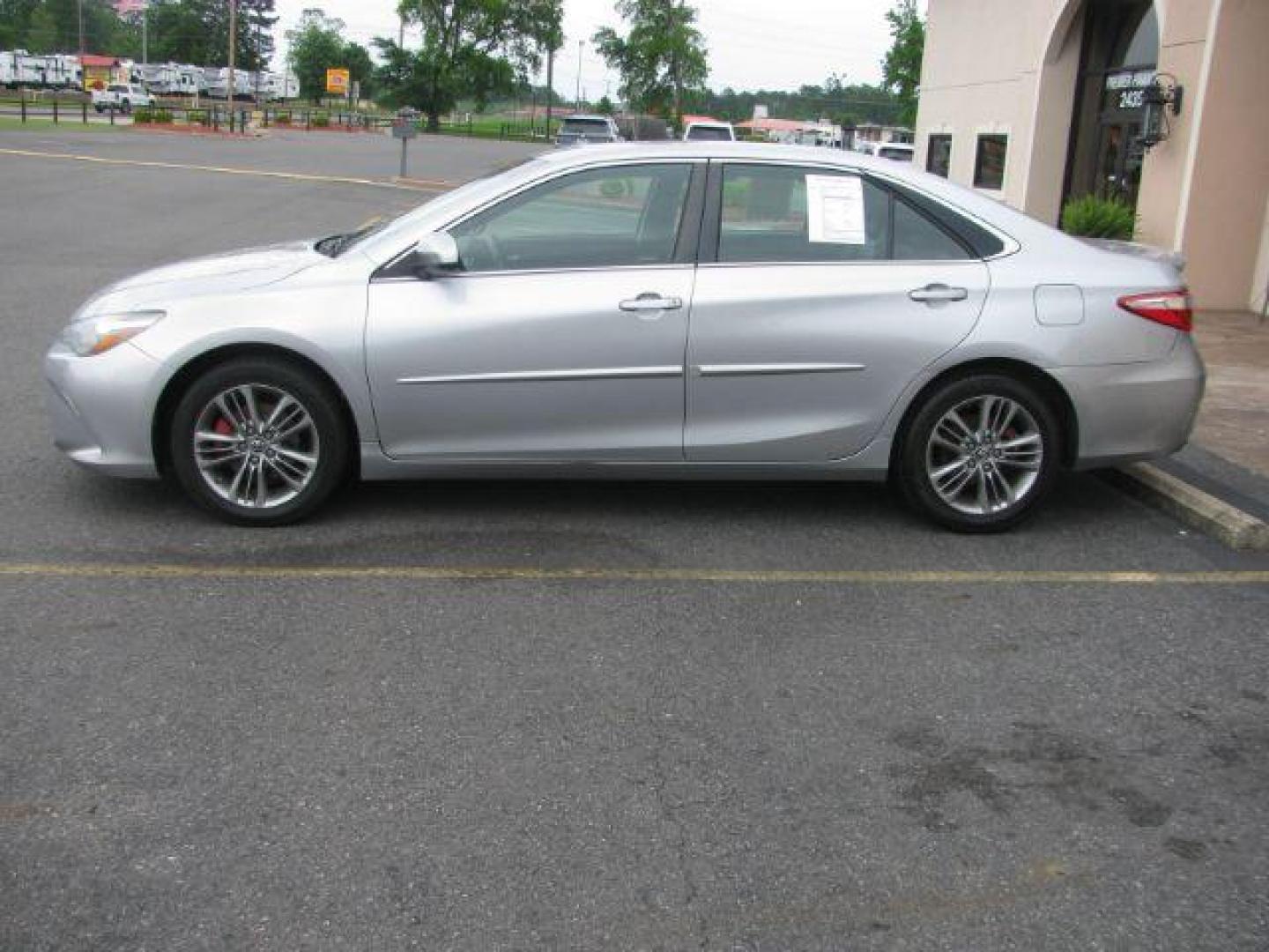 2015 Silver Toyota Camry SE (4T1BF1FKXFU) with an 2.5L L4 DOHC 16V engine, 6-Speed Automatic transmission, located at 2443 Albert Pike, Hot Springs, AR, 71913, (501) 623-6255, 34.492222, -93.109993 - Photo#1