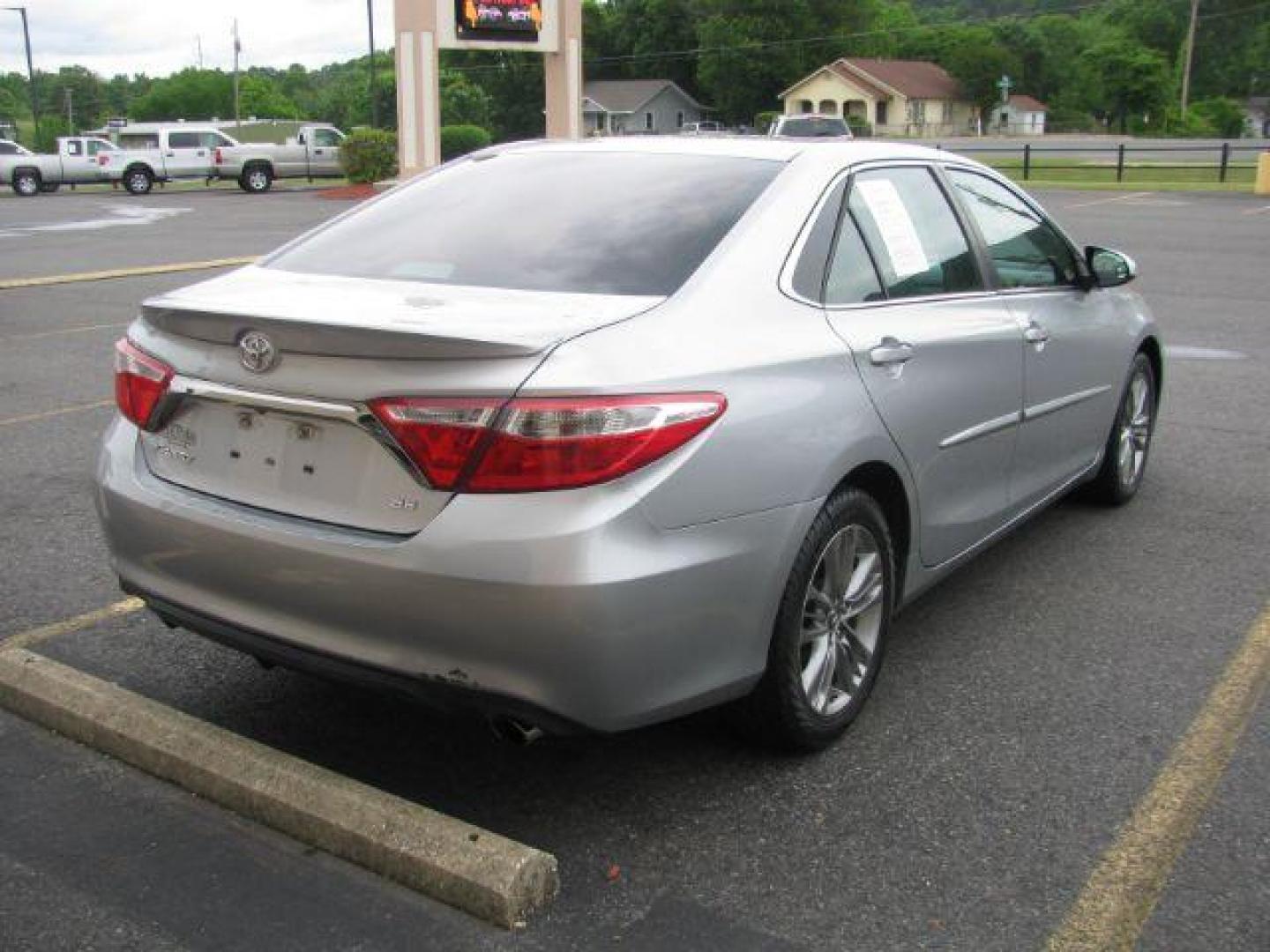 2015 Silver Toyota Camry SE (4T1BF1FKXFU) with an 2.5L L4 DOHC 16V engine, 6-Speed Automatic transmission, located at 2443 Albert Pike, Hot Springs, AR, 71913, (501) 623-6255, 34.492222, -93.109993 - Photo#3