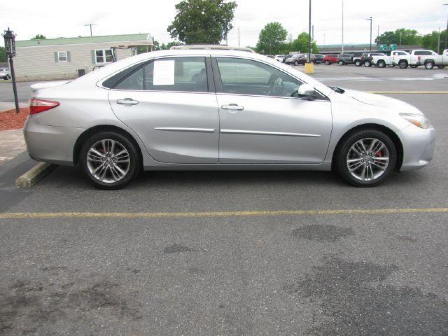 2015 Silver Toyota Camry SE (4T1BF1FKXFU) with an 2.5L L4 DOHC 16V engine, 6-Speed Automatic transmission, located at 2443 Albert Pike, Hot Springs, AR, 71913, (501) 623-6255, 34.492222, -93.109993 - Photo#4