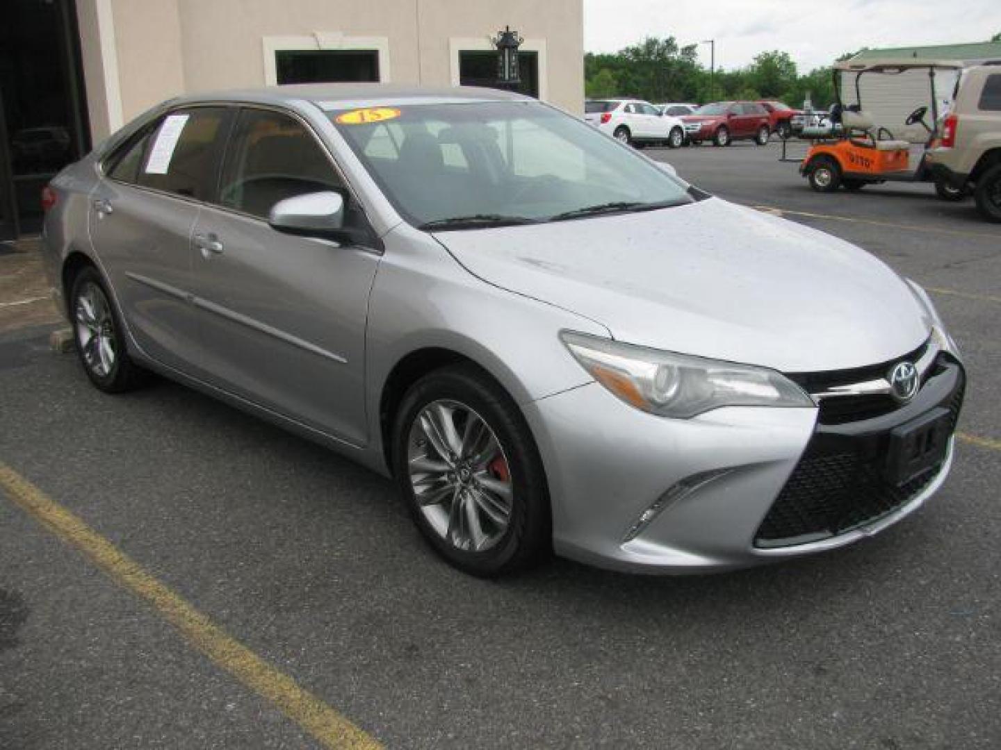 2015 Silver Toyota Camry SE (4T1BF1FKXFU) with an 2.5L L4 DOHC 16V engine, 6-Speed Automatic transmission, located at 2443 Albert Pike, Hot Springs, AR, 71913, (501) 623-6255, 34.492222, -93.109993 - Photo#5