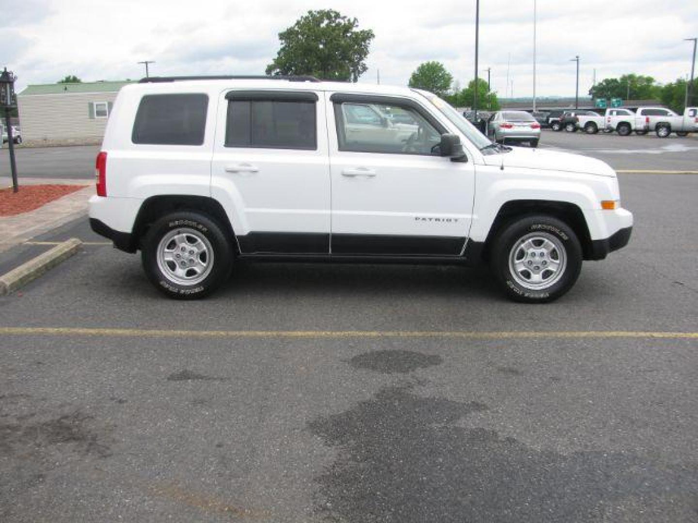 2016 White Jeep Patriot Sport 4WD (1C4NJRBB8GD) with an 2.4L L4 DOHC 16V engine, located at 2443 Albert Pike, Hot Springs, AR, 71913, (501) 623-6255, 34.492222, -93.109993 - Photo#4