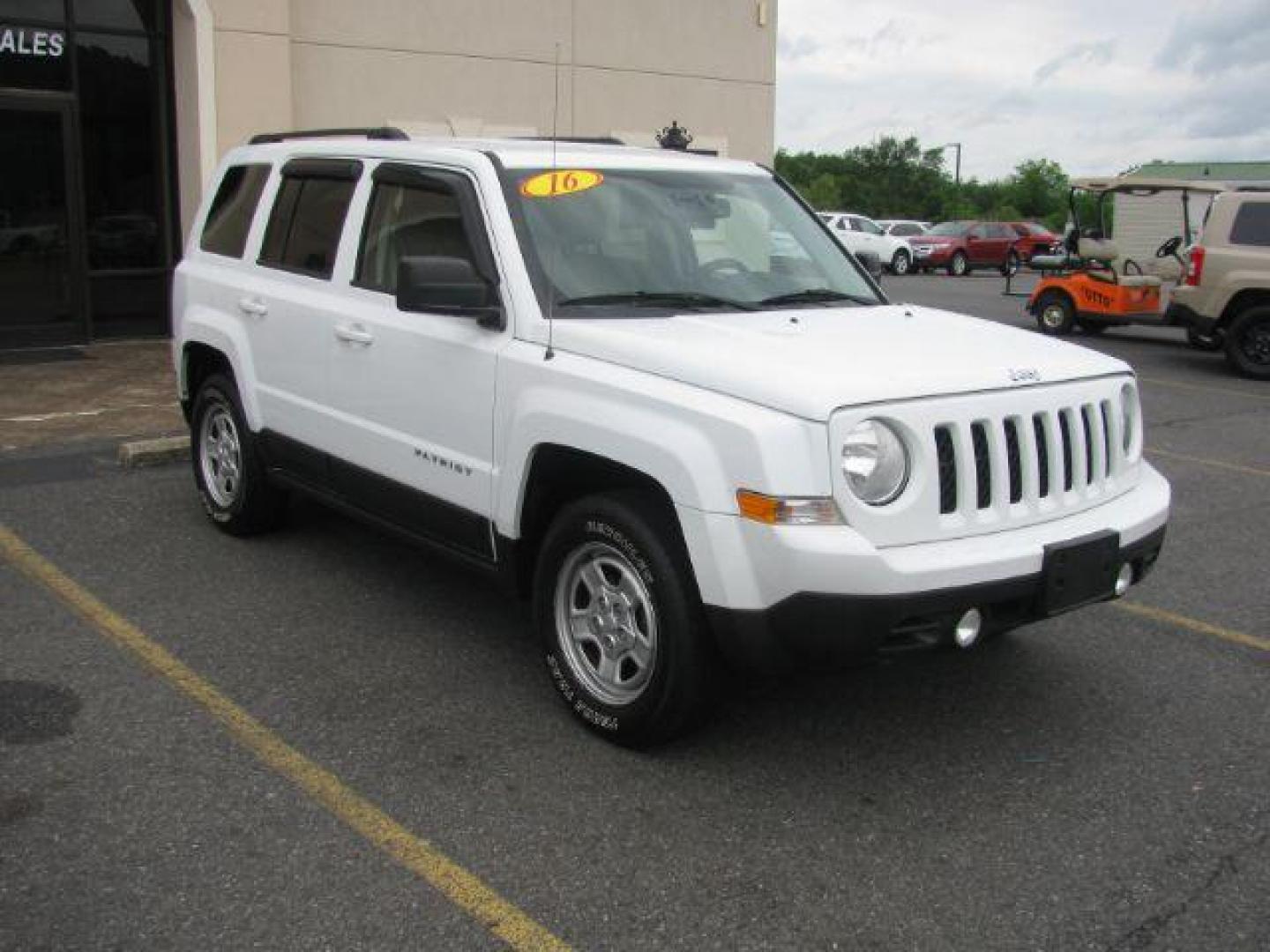 2016 White Jeep Patriot Sport 4WD (1C4NJRBB8GD) with an 2.4L L4 DOHC 16V engine, located at 2443 Albert Pike, Hot Springs, AR, 71913, (501) 623-6255, 34.492222, -93.109993 - Photo#5