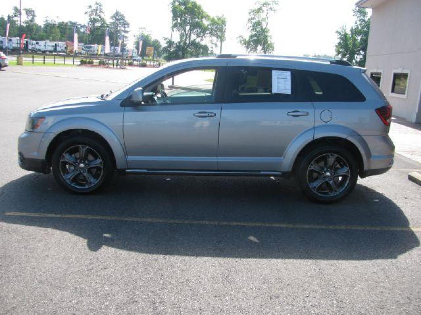 2015 Gray Dodge Journey Crossroad FWD (3C4PDCGB6FT) with an 2.4L L4 DOHC 16V engine, 4-Speed Automatic transmission, located at 2443 Albert Pike, Hot Springs, AR, 71913, (501) 623-6255, 34.492222, -93.109993 - Photo#4