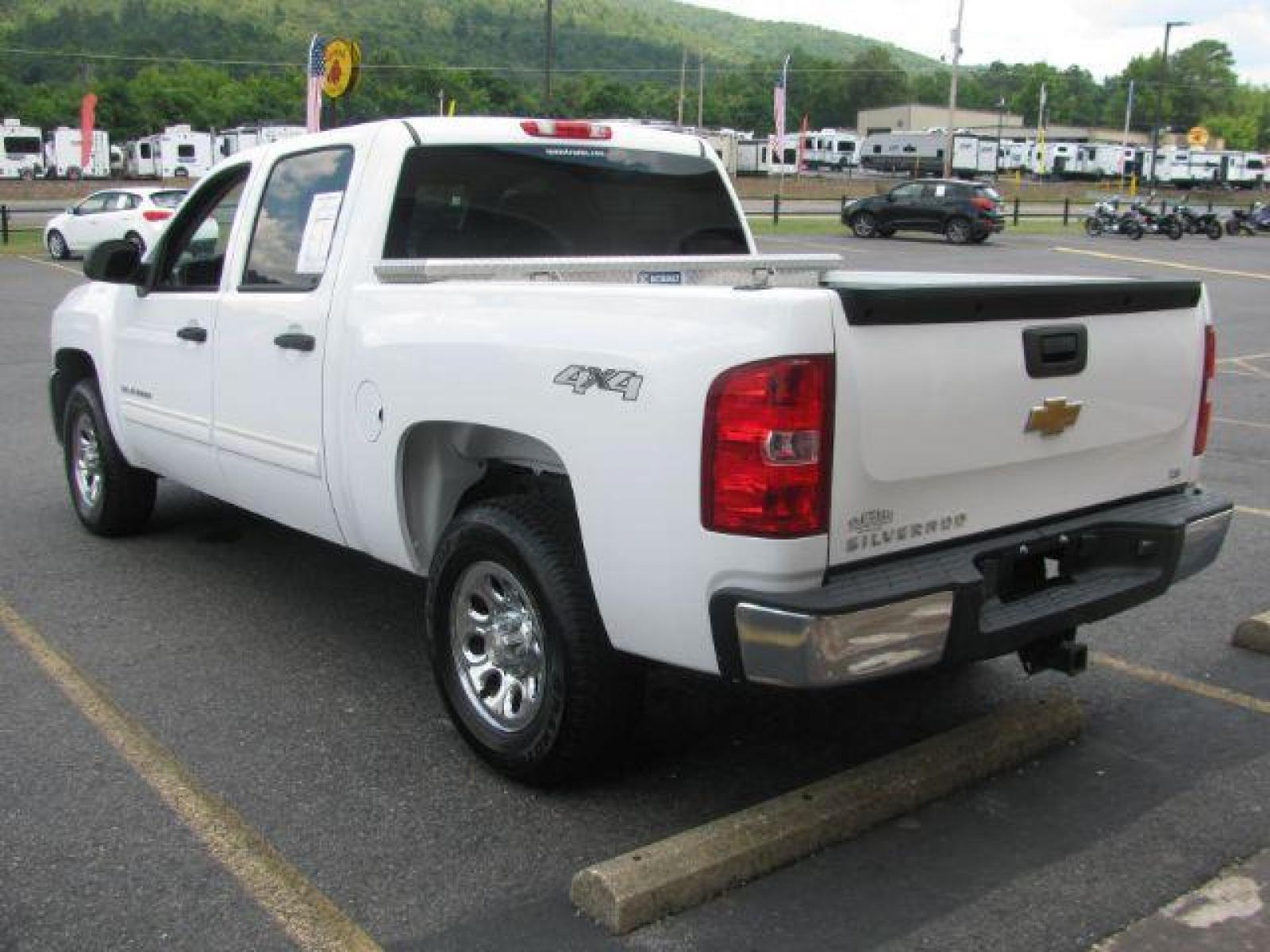 2013 White Chevrolet Silverado 1500 LS Crew Cab Short Box 4WD (3GCPKREA3DG) with an 4.8L V8 OHV 16V engine, 4-Speed Automatic transmission, located at 2443 Albert Pike, Hot Springs, AR, 71913, (501) 623-6255, 34.492222, -93.109993 - Photo #2