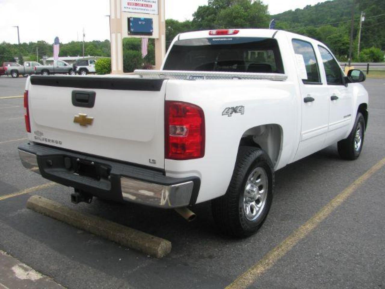 2013 White Chevrolet Silverado 1500 LS Crew Cab Short Box 4WD (3GCPKREA3DG) with an 4.8L V8 OHV 16V engine, 4-Speed Automatic transmission, located at 2443 Albert Pike, Hot Springs, AR, 71913, (501) 623-6255, 34.492222, -93.109993 - Photo #4