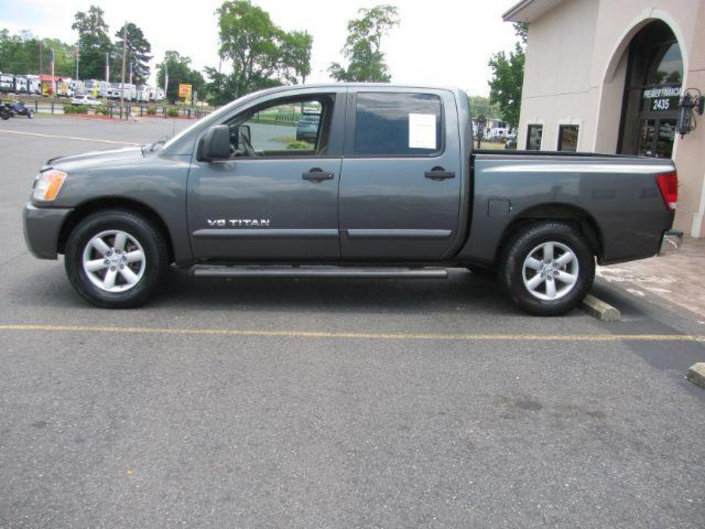 2008 Gray Nissan Titan SE Crew Cab 2WD SWB (1N6BA07D68N) with an 5.6L V8 DOHC 32V FFV engine, 5-Speed Automatic transmission, located at 2443 Albert Pike, Hot Springs, AR, 71913, (501) 623-6255, 34.492222, -93.109993 - Photo#1