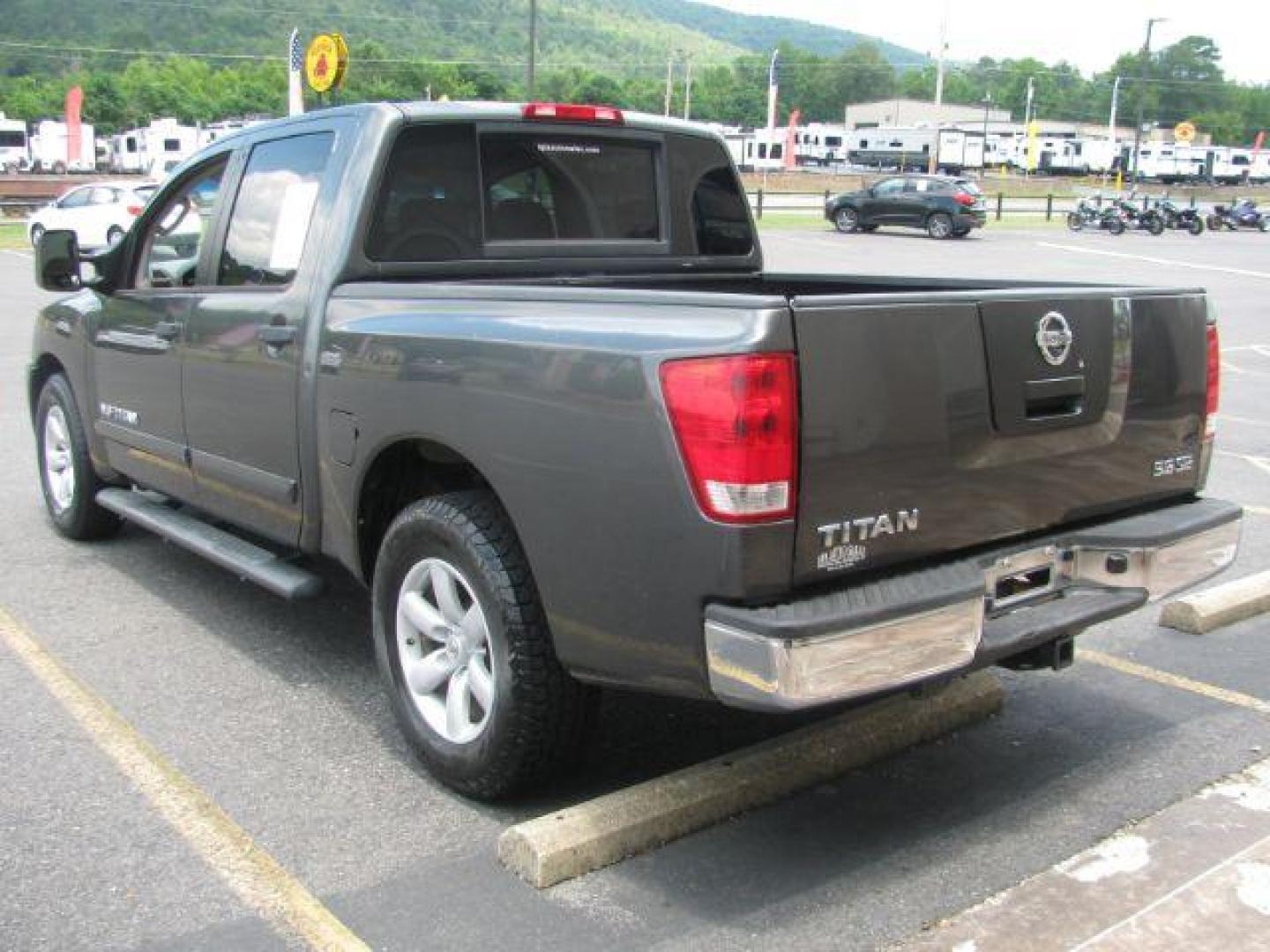 2008 Gray Nissan Titan SE Crew Cab 2WD SWB (1N6BA07D68N) with an 5.6L V8 DOHC 32V FFV engine, 5-Speed Automatic transmission, located at 2443 Albert Pike, Hot Springs, AR, 71913, (501) 623-6255, 34.492222, -93.109993 - Photo#2