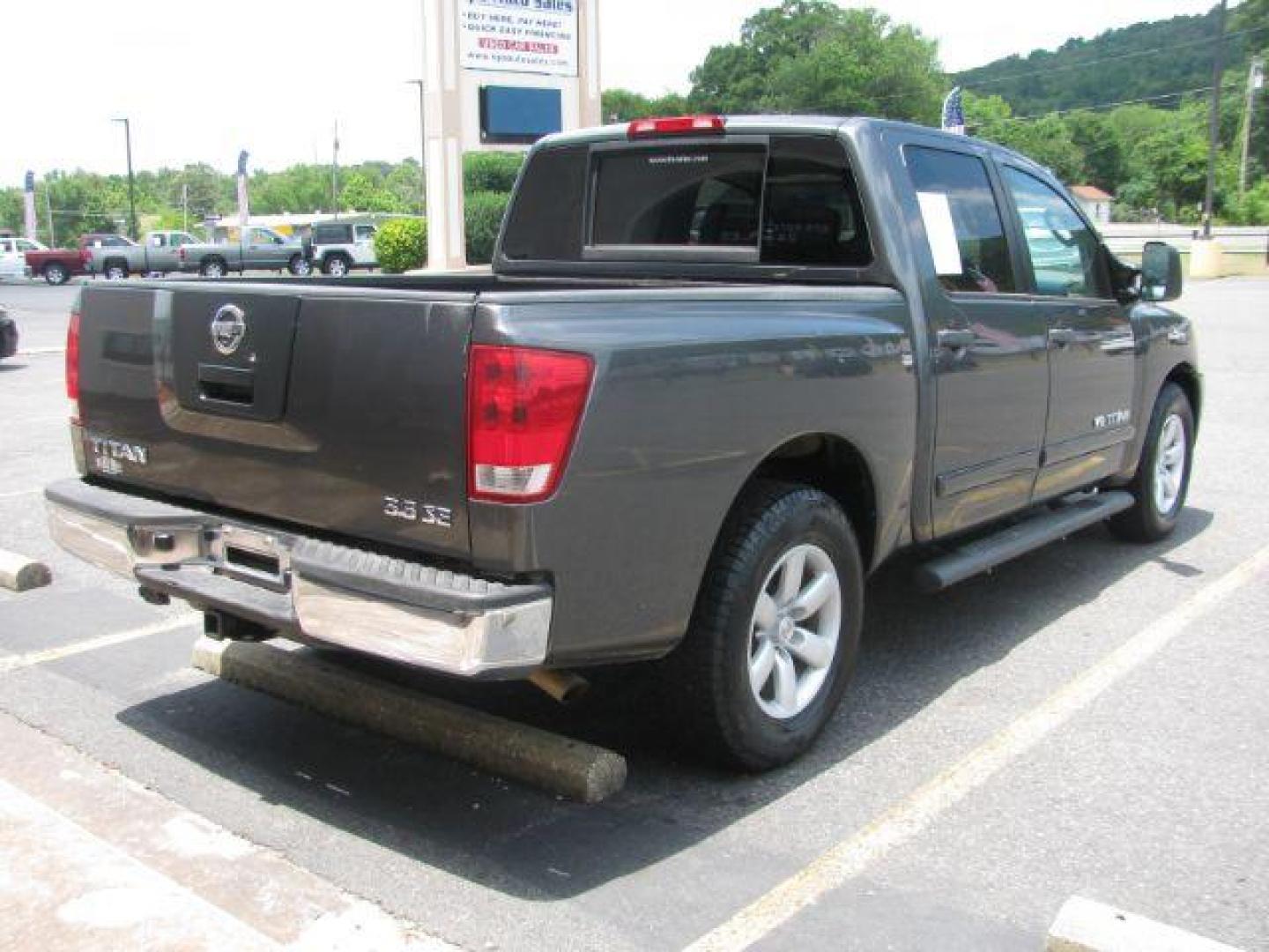 2008 Gray Nissan Titan SE Crew Cab 2WD SWB (1N6BA07D68N) with an 5.6L V8 DOHC 32V FFV engine, 5-Speed Automatic transmission, located at 2443 Albert Pike, Hot Springs, AR, 71913, (501) 623-6255, 34.492222, -93.109993 - Photo#4