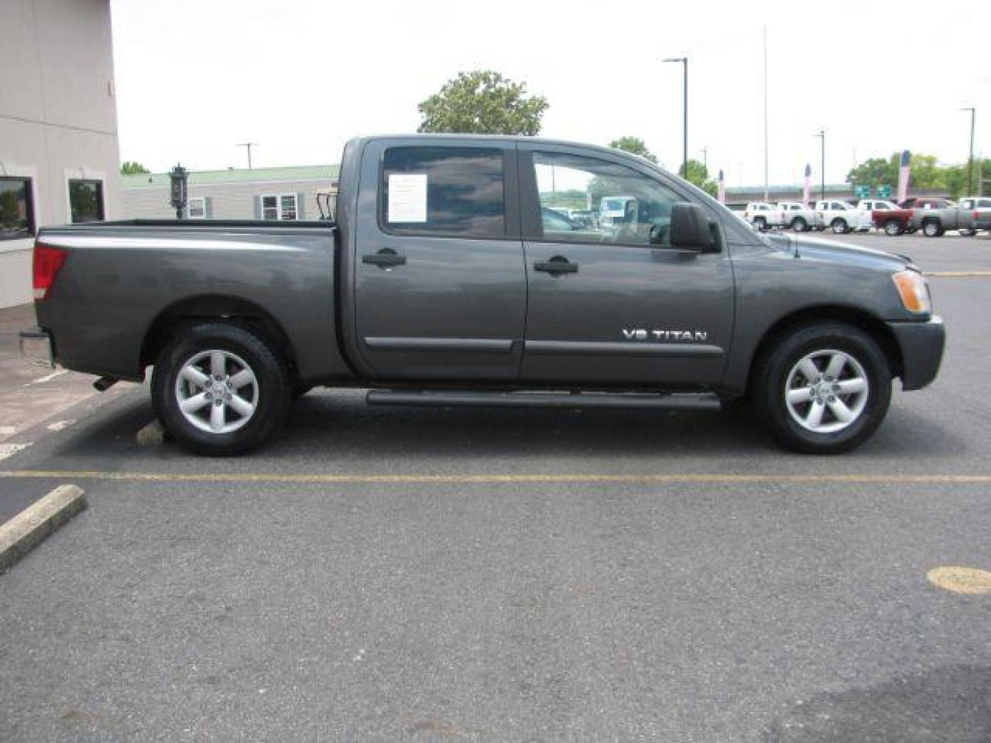 2008 Gray Nissan Titan SE Crew Cab 2WD SWB (1N6BA07D68N) with an 5.6L V8 DOHC 32V FFV engine, 5-Speed Automatic transmission, located at 2443 Albert Pike, Hot Springs, AR, 71913, (501) 623-6255, 34.492222, -93.109993 - Photo#5