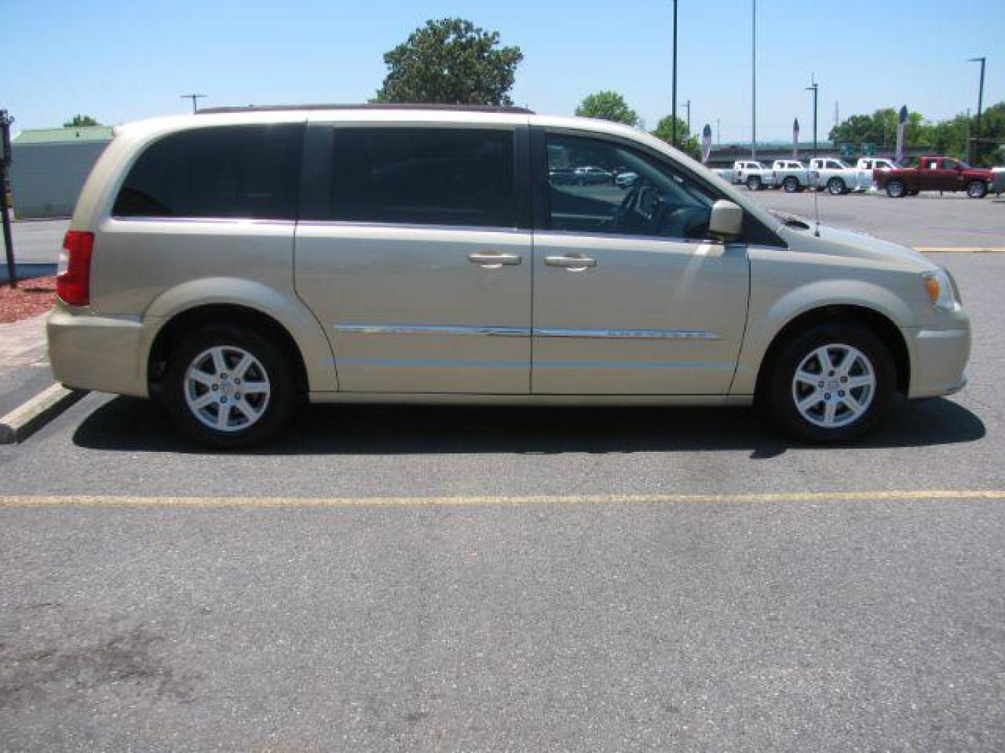 2011 Gold Chrysler Town and Country Touring (2A4RR5DG0BR) with an 3.6L V6 DOHC 24V engine, 6-Speed Automatic transmission, located at 2443 Albert Pike, Hot Springs, AR, 71913, (501) 623-6255, 34.492222, -93.109993 - Photo#4