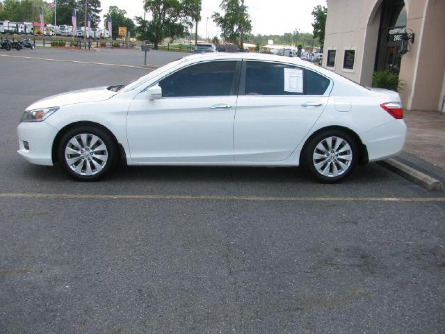 2013 White Honda Accord EX-L Sedan CVT (1HGCR2F80DA) with an 2.4L L4 DOHC 16V engine, Continuously Variable Transmission transmission, located at 2443 Albert Pike, Hot Springs, AR, 71913, (501) 623-6255, 34.492222, -93.109993 - Photo#1