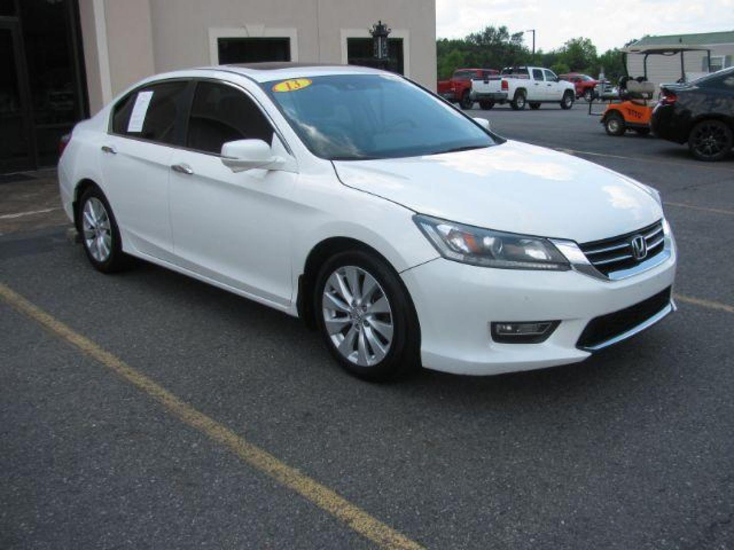 2013 White Honda Accord EX-L Sedan CVT (1HGCR2F80DA) with an 2.4L L4 DOHC 16V engine, Continuously Variable Transmission transmission, located at 2443 Albert Pike, Hot Springs, AR, 71913, (501) 623-6255, 34.492222, -93.109993 - Photo#5