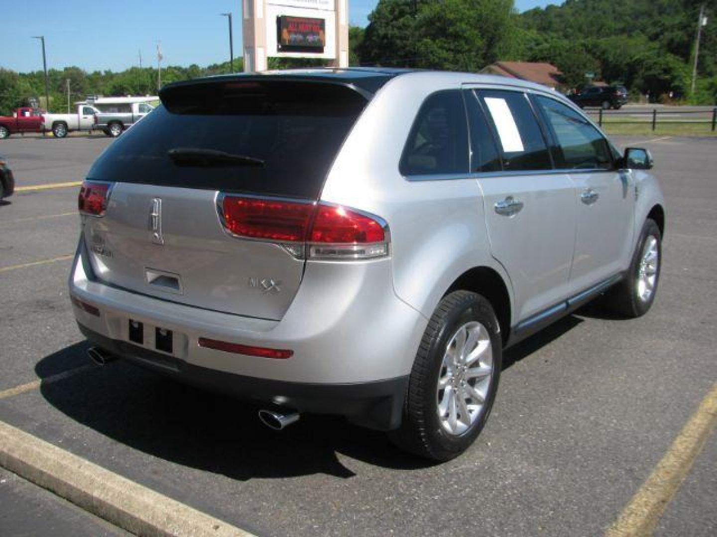 2015 Silver Lincoln MKX FWD (2LMDJ6JK4FB) with an 3.7L V6 DOHC 24V engine, 6-Speed Automatic transmission, located at 2443 Albert Pike, Hot Springs, AR, 71913, (501) 623-6255, 34.492222, -93.109993 - Photo#2