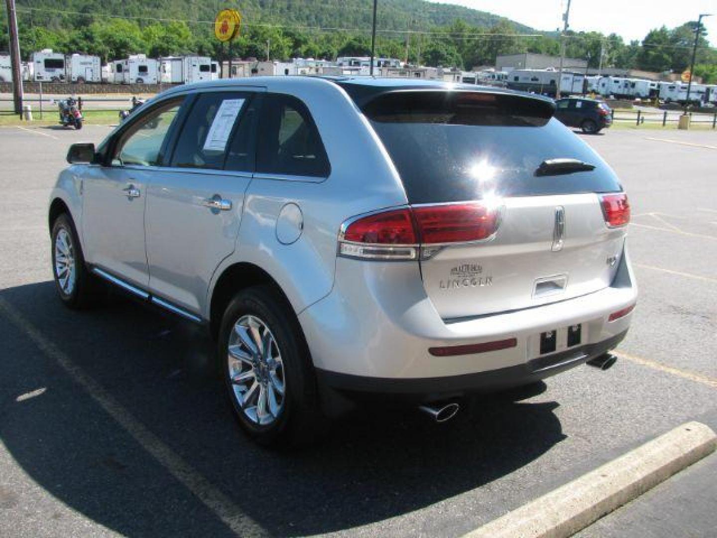 2015 Silver Lincoln MKX FWD (2LMDJ6JK4FB) with an 3.7L V6 DOHC 24V engine, 6-Speed Automatic transmission, located at 2443 Albert Pike, Hot Springs, AR, 71913, (501) 623-6255, 34.492222, -93.109993 - Photo#3