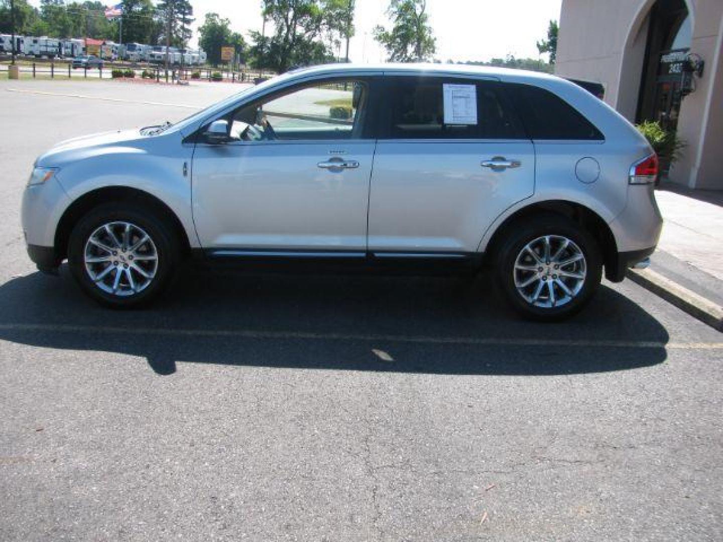 2015 Silver Lincoln MKX FWD (2LMDJ6JK4FB) with an 3.7L V6 DOHC 24V engine, 6-Speed Automatic transmission, located at 2443 Albert Pike, Hot Springs, AR, 71913, (501) 623-6255, 34.492222, -93.109993 - Photo#4