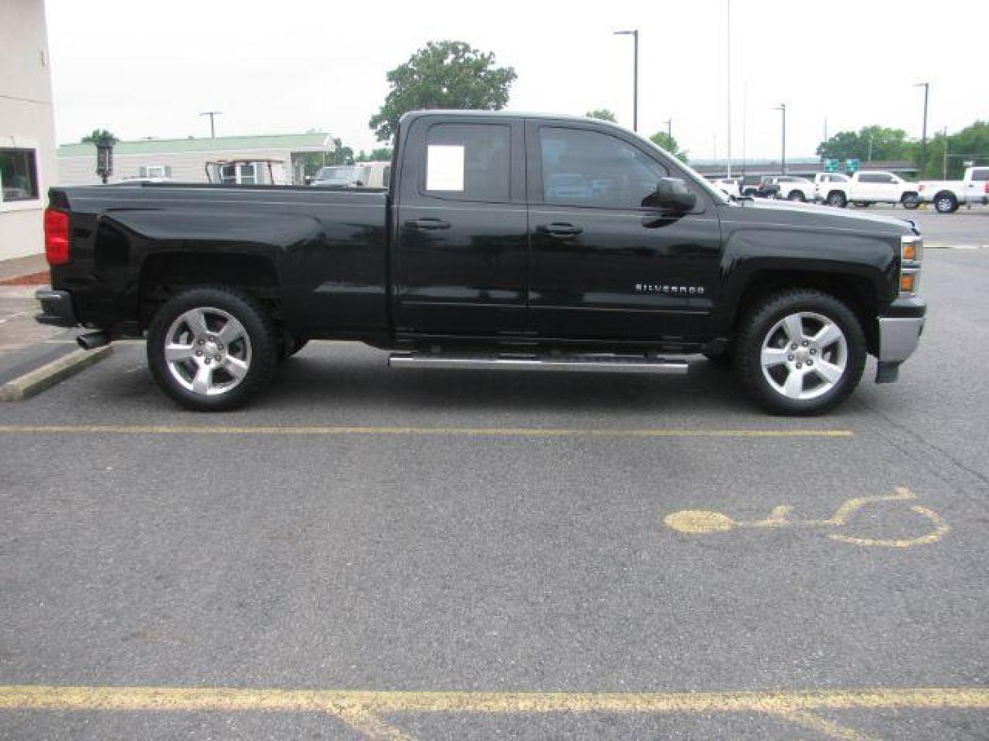 2015 Black Chevrolet Silverado 1500 EXTENDED CAB PICKUP 4-DR (1GCRCREC4FZ) with an 5.3L V8 OHV 16V engine, 6-Speed Automatic transmission, located at 2443 Albert Pike, Hot Springs, AR, 71913, (501) 623-6255, 34.492222, -93.109993 - Photo#5