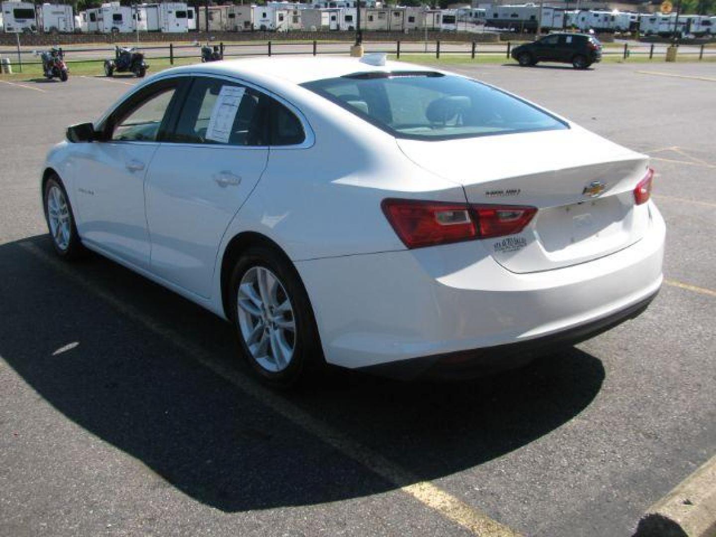 2017 White Chevrolet Malibu 1LT (1G1ZE5ST4HF) with an 1.5L L4 DOHC 16V engine, 6-Speed Automatic transmission, located at 2443 Albert Pike, Hot Springs, AR, 71913, (501) 623-6255, 34.492222, -93.109993 - Photo#3