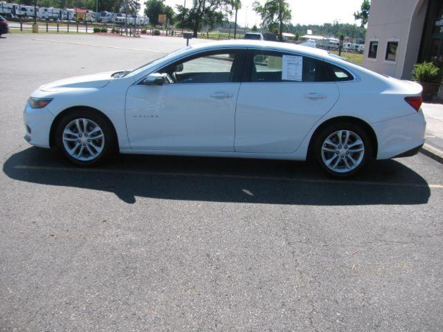 2017 White Chevrolet Malibu 1LT (1G1ZE5ST4HF) with an 1.5L L4 DOHC 16V engine, 6-Speed Automatic transmission, located at 2443 Albert Pike, Hot Springs, AR, 71913, (501) 623-6255, 34.492222, -93.109993 - Photo#4