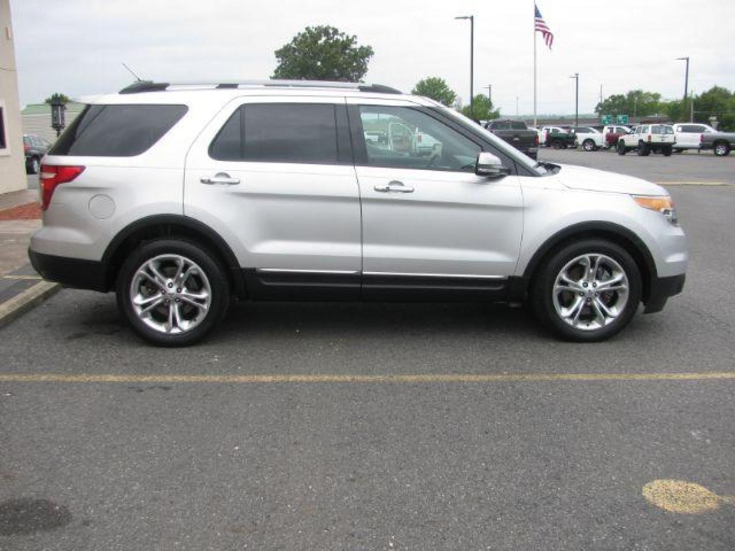 2013 Silver Ford Explorer Limited FWD (1FM5K7F88DG) with an 3.5L V6 DOHC 24V engine, 6-Speed Automatic transmission, located at 2443 Albert Pike, Hot Springs, AR, 71913, (501) 623-6255, 34.492222, -93.109993 - Photo#4