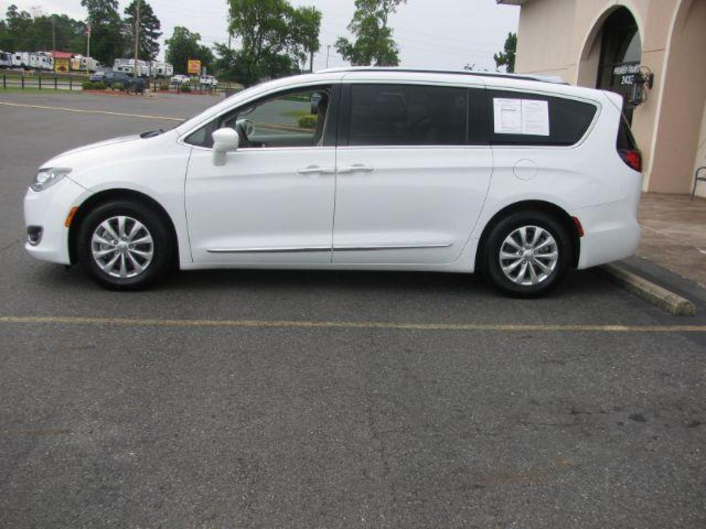 2018 White Chrysler Pacifica Touring-L (2C4RC1BG0JR) with an 3.6L V6 DOHC 24V engine, 9-Speed Automatic transmission, located at 2443 Albert Pike, Hot Springs, AR, 71913, (501) 623-6255, 34.492222, -93.109993 - Photo#1