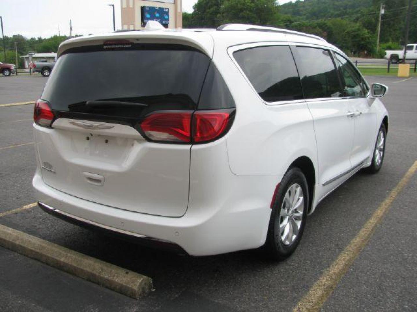 2018 White Chrysler Pacifica Touring-L (2C4RC1BG0JR) with an 3.6L V6 DOHC 24V engine, 9-Speed Automatic transmission, located at 2443 Albert Pike, Hot Springs, AR, 71913, (501) 623-6255, 34.492222, -93.109993 - Photo#3