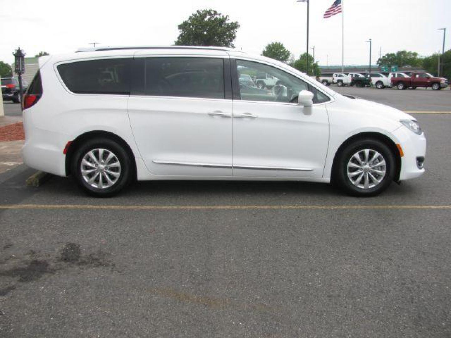 2018 White Chrysler Pacifica Touring-L (2C4RC1BG0JR) with an 3.6L V6 DOHC 24V engine, 9-Speed Automatic transmission, located at 2443 Albert Pike, Hot Springs, AR, 71913, (501) 623-6255, 34.492222, -93.109993 - Photo#4