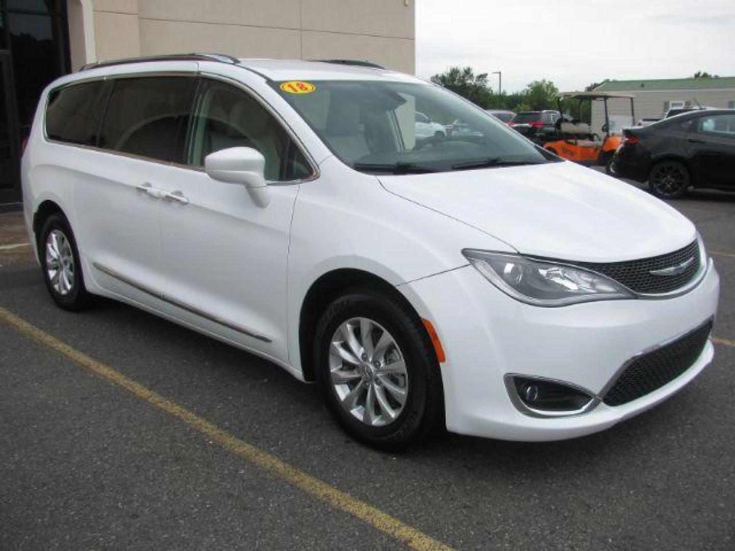 2018 White Chrysler Pacifica Touring-L (2C4RC1BG0JR) with an 3.6L V6 DOHC 24V engine, 9-Speed Automatic transmission, located at 2443 Albert Pike, Hot Springs, AR, 71913, (501) 623-6255, 34.492222, -93.109993 - Photo#5