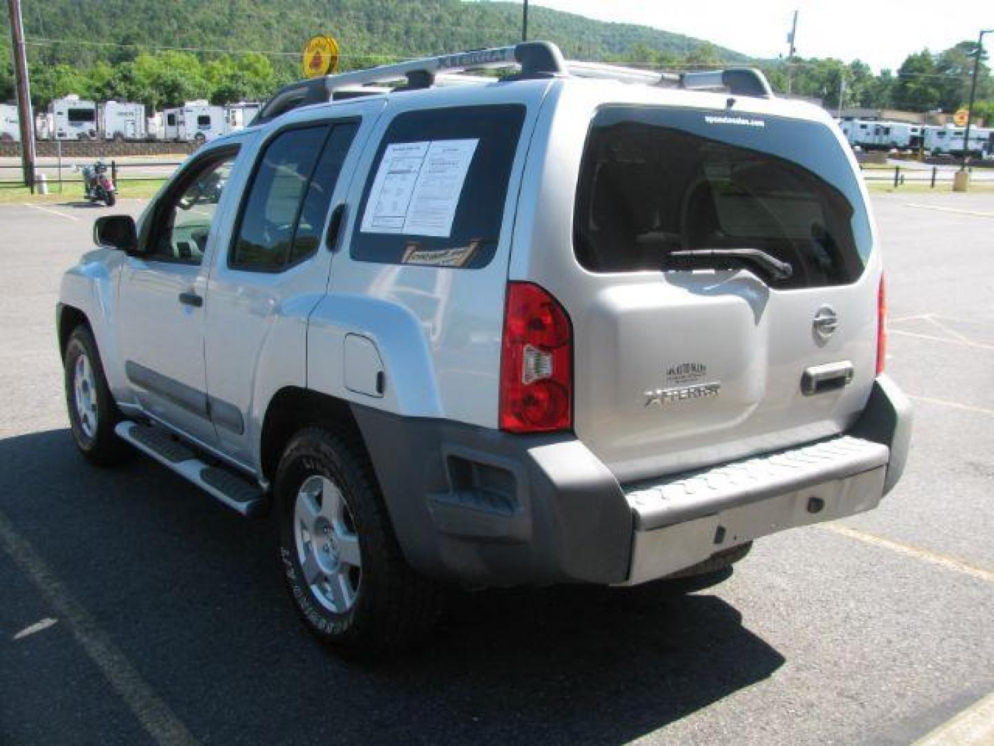 2015 Silver Nissan Xterra S 5AT 2WD (5N1AN0NU9FN) with an 4.0L V6 DOHC 24V engine, 5-Speed Automatic transmission, located at 2443 Albert Pike, Hot Springs, AR, 71913, (501) 623-6255, 34.492222, -93.109993 - Photo#3