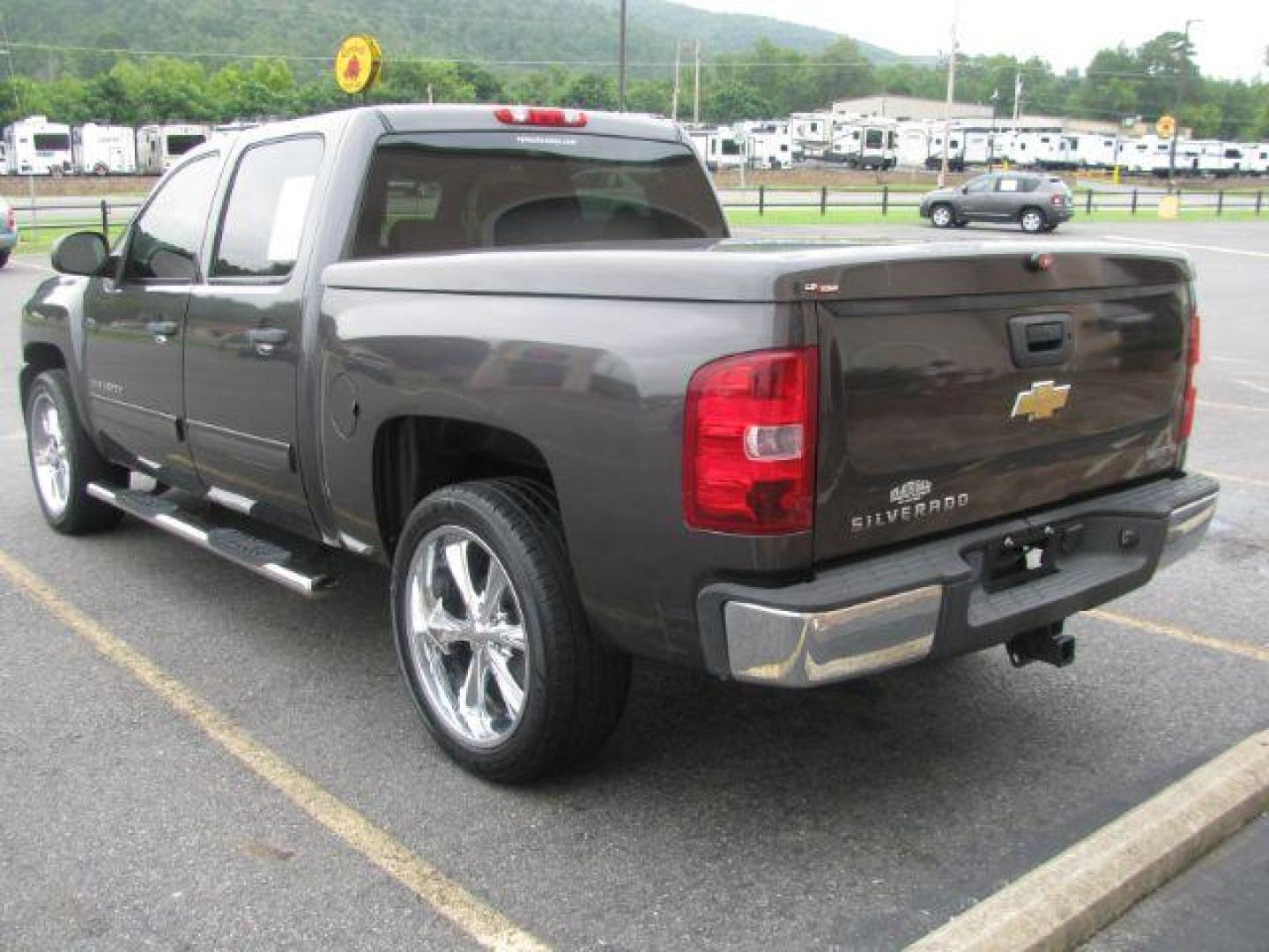 2011 Gray Chevrolet Silverado 1500 LT Crew Cab 2WD (3GCPCSE09BG) with an 5.3L V8 OHV 16V FFV engine, 6-Speed Automatic transmission, located at 2443 Albert Pike, Hot Springs, AR, 71913, (501) 623-6255, 34.492222, -93.109993 - Photo#2