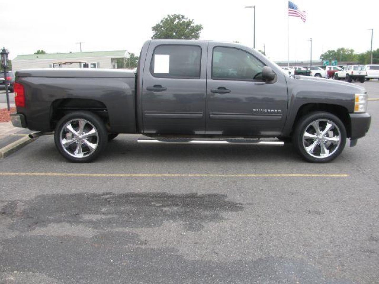 2011 Gray Chevrolet Silverado 1500 LT Crew Cab 2WD (3GCPCSE09BG) with an 5.3L V8 OHV 16V FFV engine, 6-Speed Automatic transmission, located at 2443 Albert Pike, Hot Springs, AR, 71913, (501) 623-6255, 34.492222, -93.109993 - Photo#4