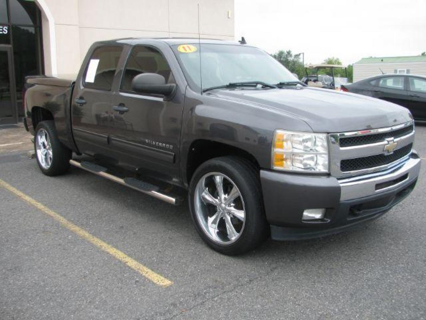 2011 Gray Chevrolet Silverado 1500 LT Crew Cab 2WD (3GCPCSE09BG) with an 5.3L V8 OHV 16V FFV engine, 6-Speed Automatic transmission, located at 2443 Albert Pike, Hot Springs, AR, 71913, (501) 623-6255, 34.492222, -93.109993 - Photo#5