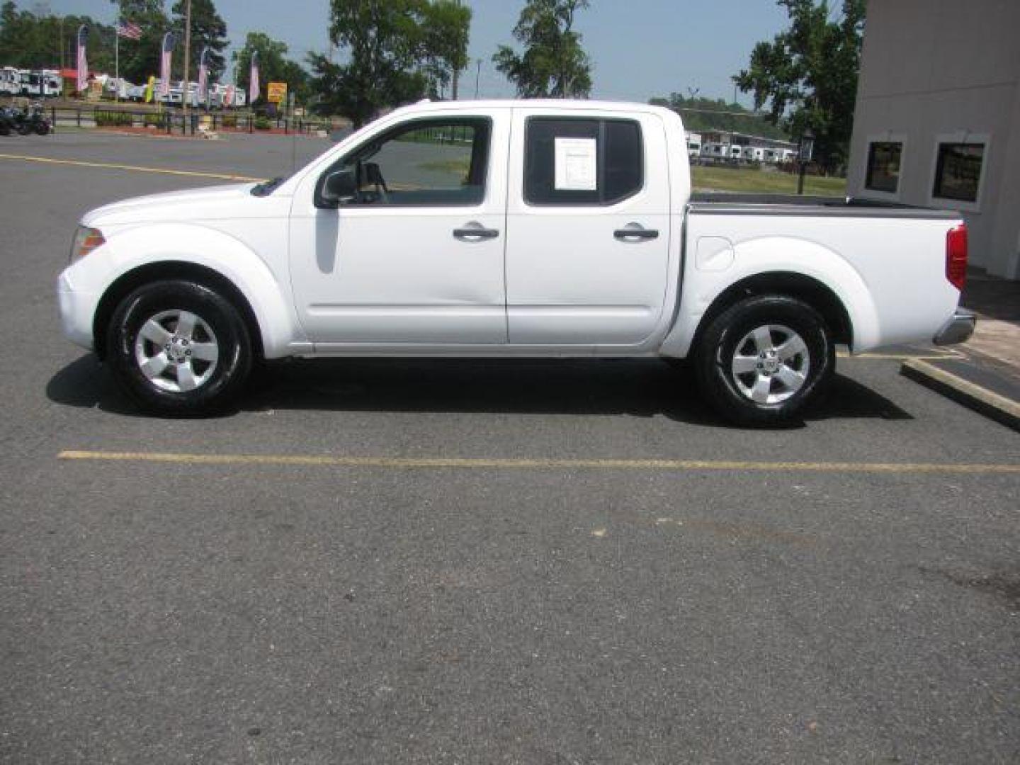 2012 White Nissan Frontier S Crew Cab 2WD (1N6AD0ER7CC) with an 4.0L V6 DOHC 24V engine, 5-Speed Automatic transmission, located at 2443 Albert Pike, Hot Springs, AR, 71913, (501) 623-6255, 34.492222, -93.109993 - Photo#1