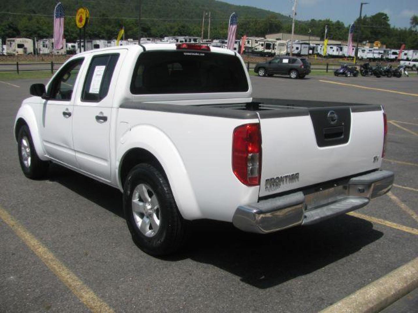 2012 White Nissan Frontier S Crew Cab 2WD (1N6AD0ER7CC) with an 4.0L V6 DOHC 24V engine, 5-Speed Automatic transmission, located at 2443 Albert Pike, Hot Springs, AR, 71913, (501) 623-6255, 34.492222, -93.109993 - Photo#2