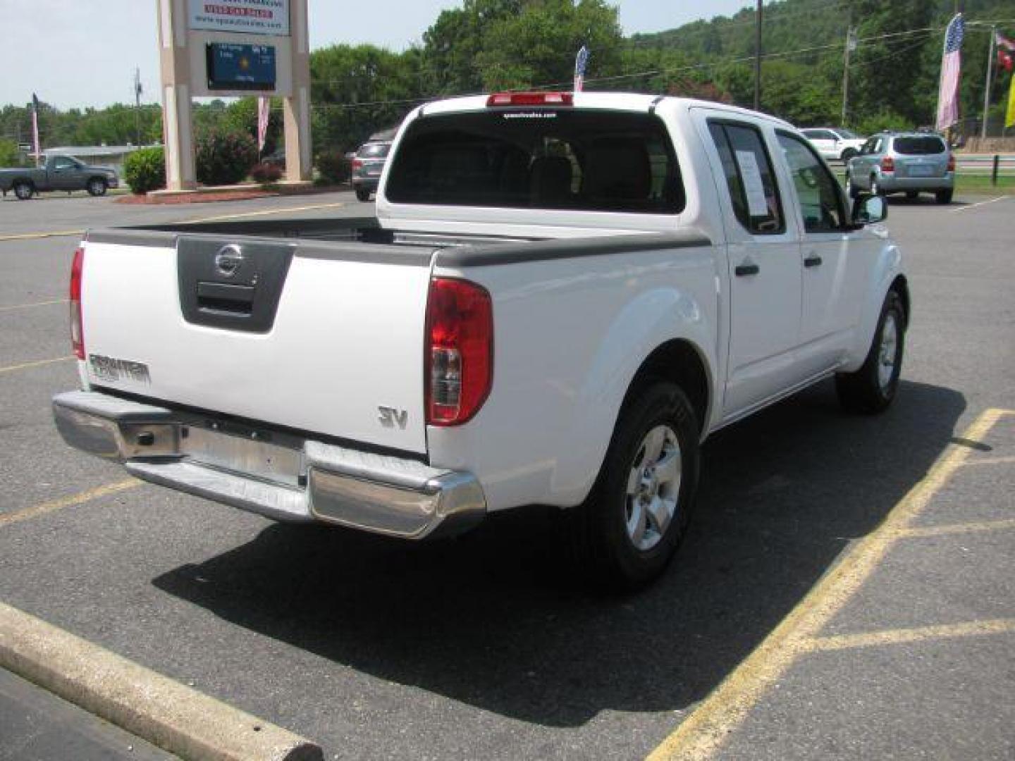 2012 White Nissan Frontier S Crew Cab 2WD (1N6AD0ER7CC) with an 4.0L V6 DOHC 24V engine, 5-Speed Automatic transmission, located at 2443 Albert Pike, Hot Springs, AR, 71913, (501) 623-6255, 34.492222, -93.109993 - Photo#4