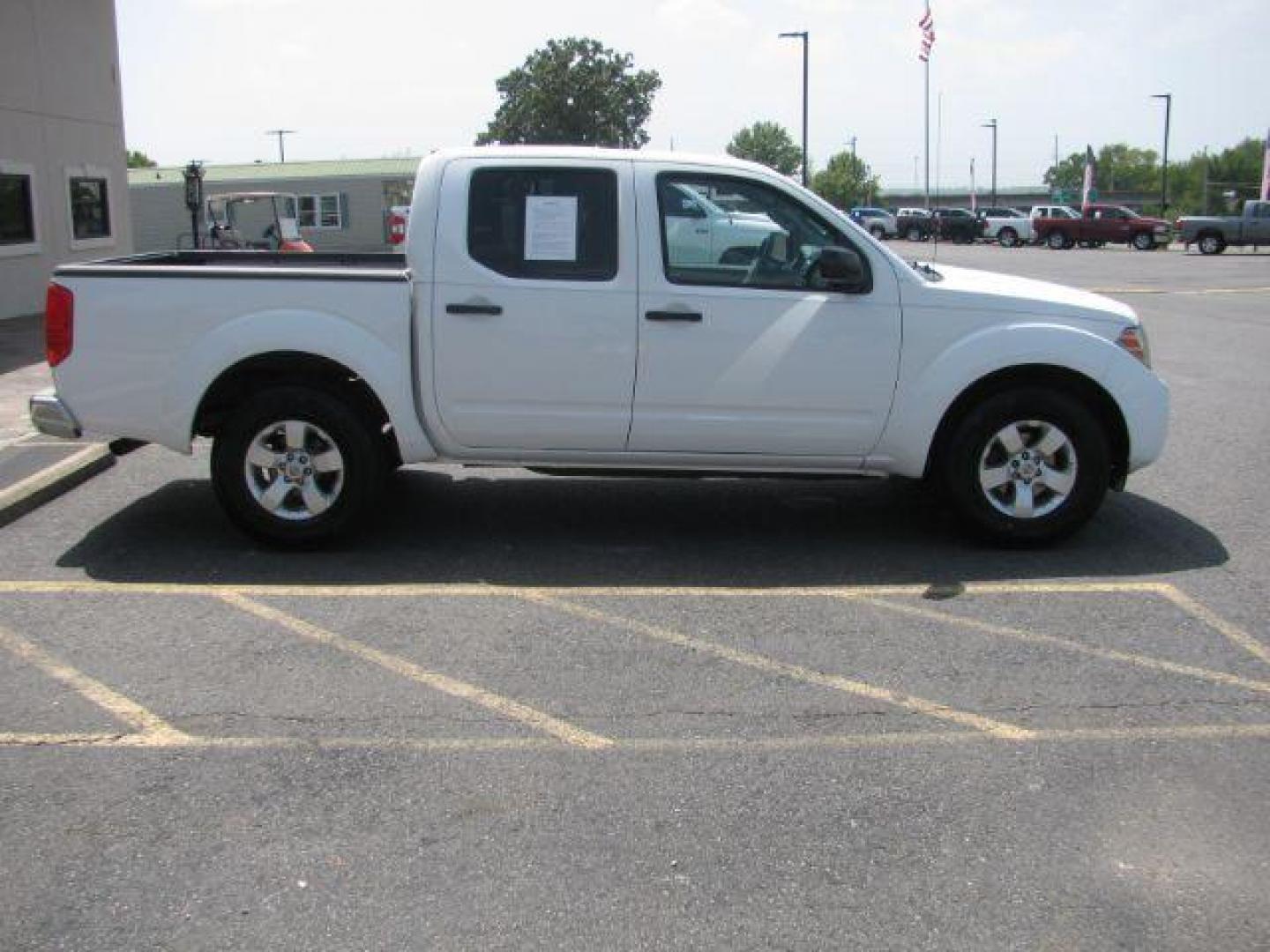 2012 White Nissan Frontier S Crew Cab 2WD (1N6AD0ER7CC) with an 4.0L V6 DOHC 24V engine, 5-Speed Automatic transmission, located at 2443 Albert Pike, Hot Springs, AR, 71913, (501) 623-6255, 34.492222, -93.109993 - Photo#5