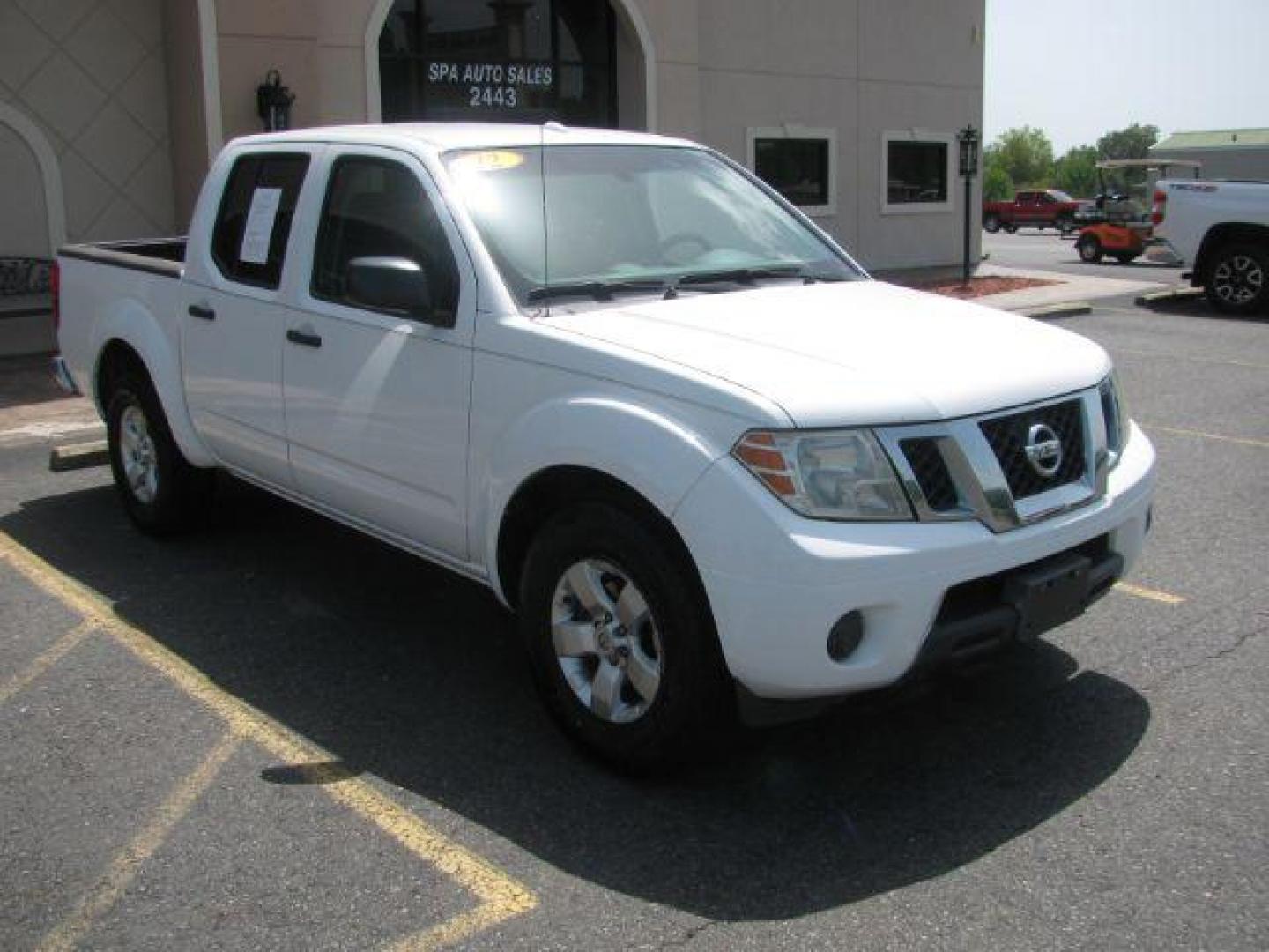 2012 White Nissan Frontier S Crew Cab 2WD (1N6AD0ER7CC) with an 4.0L V6 DOHC 24V engine, 5-Speed Automatic transmission, located at 2443 Albert Pike, Hot Springs, AR, 71913, (501) 623-6255, 34.492222, -93.109993 - Photo#6