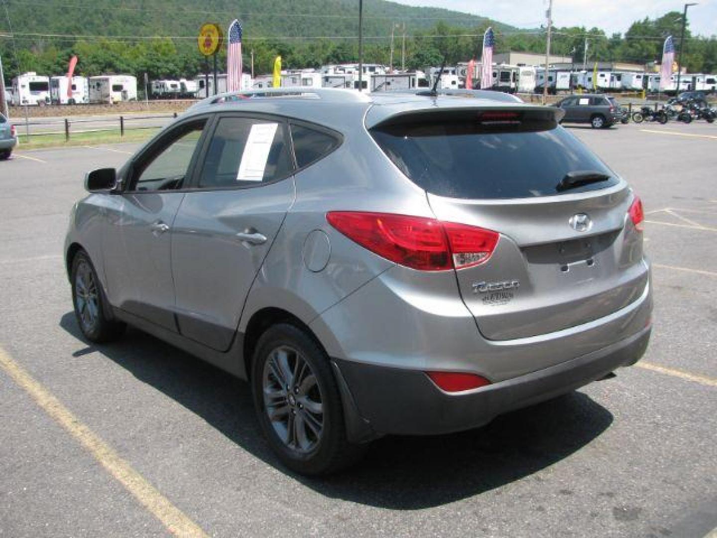 2015 Gray Hyundai Tucson SE FWD (KM8JU3AG7FU) with an 2.4L L4 DOHC 16V engine, 6-Speed Automatic transmission, located at 2443 Albert Pike, Hot Springs, AR, 71913, (501) 623-6255, 34.492222, -93.109993 - Photo#3