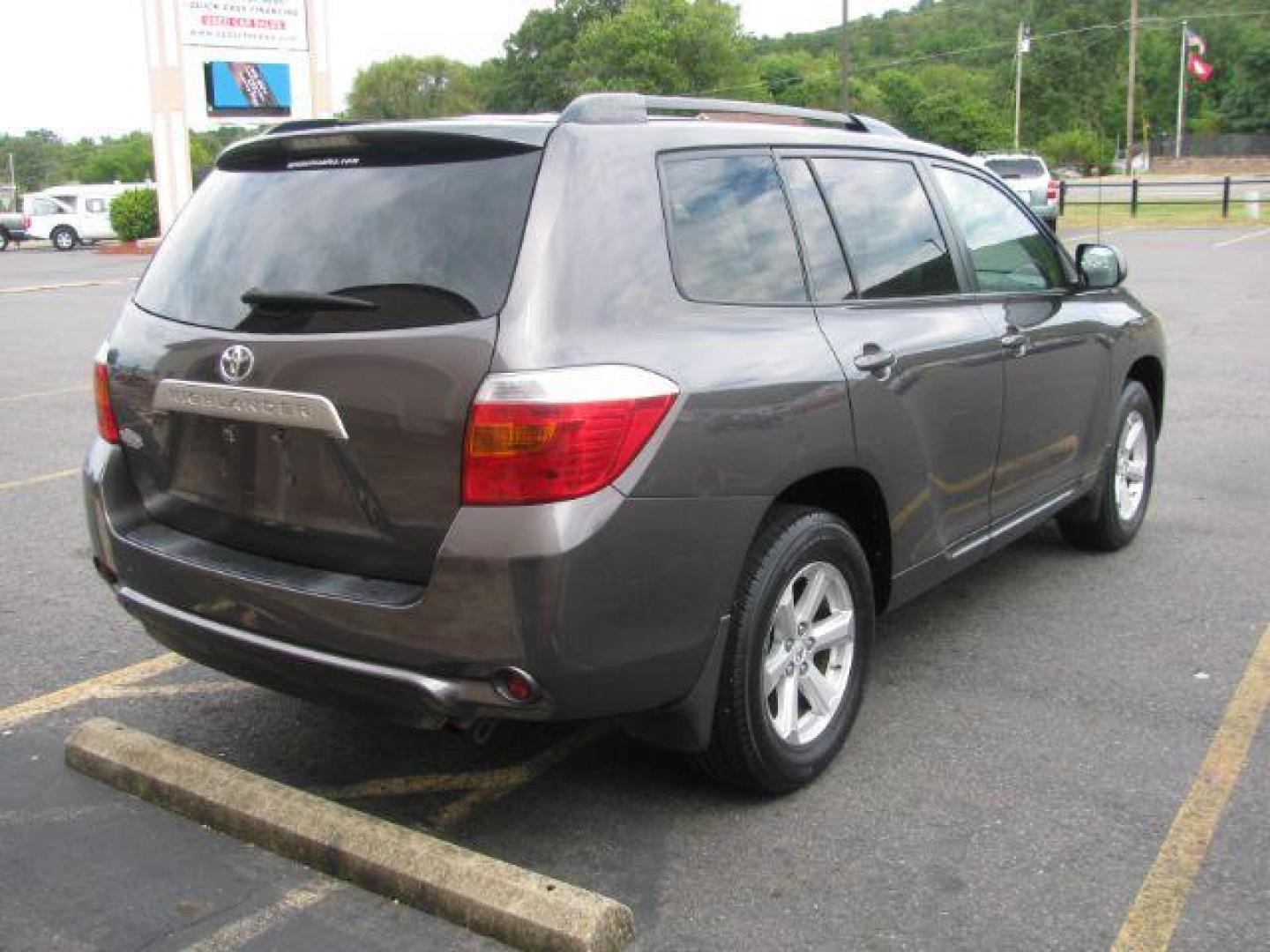 2010 Gray Toyota Highlander Base 2WD I4 (JTEZA3EH4A2) with an 2.7L L4 DOHC 16V engine, 6-Speed Automatic transmission, located at 2443 Albert Pike, Hot Springs, AR, 71913, (501) 623-6255, 34.492222, -93.109993 - Photo#3